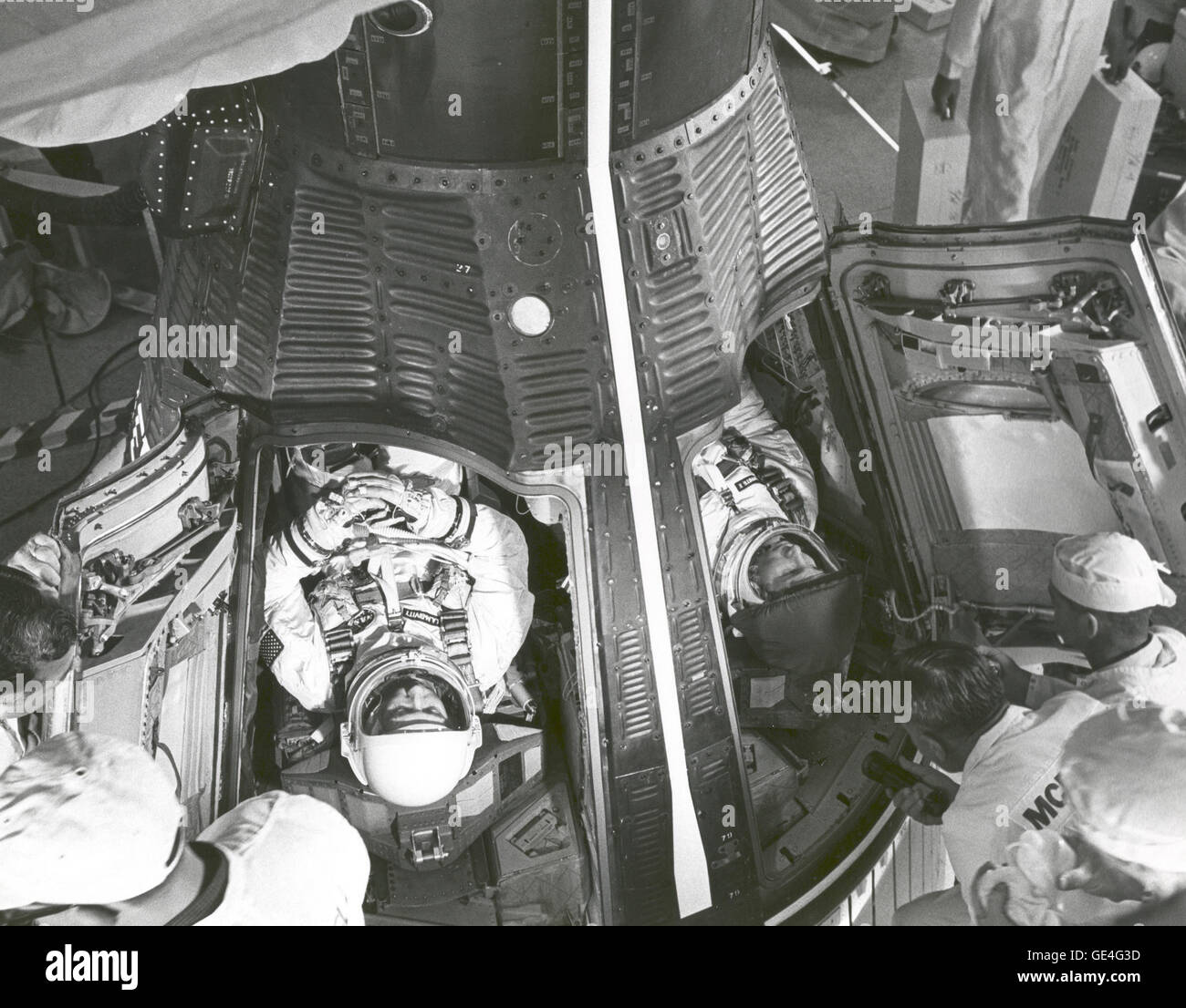 Astronauten James A. McDivitt, Befehl Pilot (links) und Edward H. White II, pilot, werden wenige Minuten nach dem Einlegen in Gemini IV-Raumsonde der NASA ca. 7:15 Uhr EST am Morgen des 3. Juni 1965, um komplexe 19 starten angezeigt. Nach 1 Stunde und 16 Minuten Verzögerung, wegen Schwierigkeiten bei der Senkung der Trägerrakete Aufrichter startete das Raumschiff um 10:16 Uhr EST. Eine Abdeckung über White gold Visier verhindert, dass mögliche kratzen bevor Luke schließen. Das gold Visier geschützt weiß von den Strahlen der Sonne während seiner EVA, die erste jemals von den amerikanischen Astronauten durchgeführt.  Bild-Nr.: 65-H-910 Datum: Stockfoto