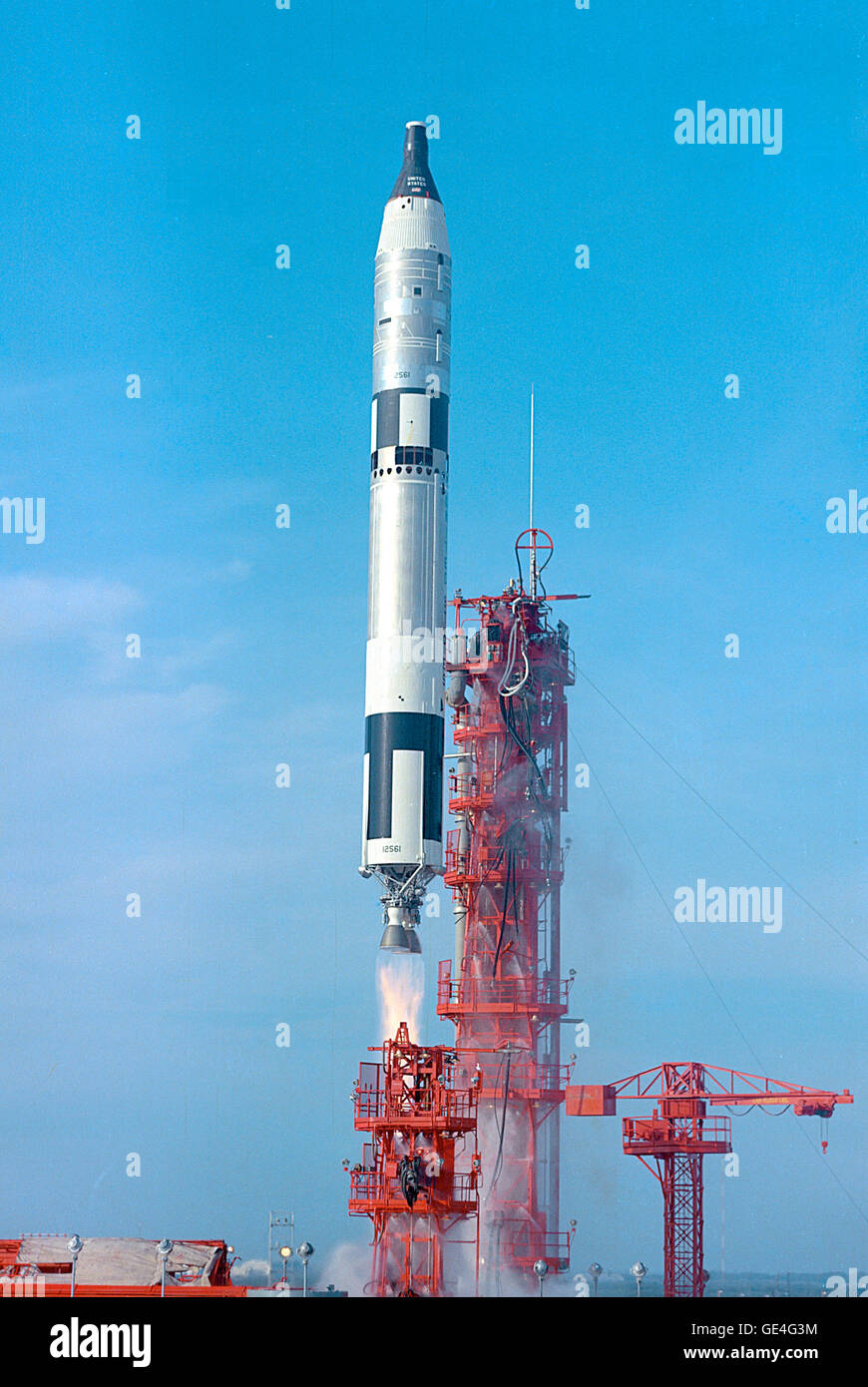 Die Gemini VI, als eine zweitägige Mission geplant wurde 15. Dezember 1965 von Pad 19, tragen Astronauten Walter M. Schirra Jr., Befehl Pilot und Thomas P. Stafford, Pilot ins Leben gerufen. Gemini VI Rendezvous mit Gemini VII, bereits die Erde umkreisen.  Bild-Nr.: 65PC-0161 Stockfoto
