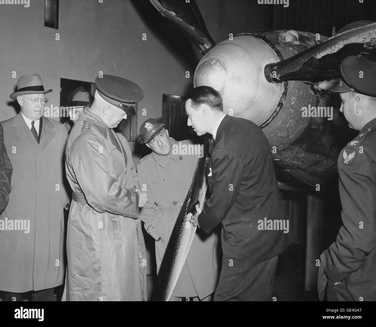 Beschreibung: (9. November 1944) General Henry Harley "Hap" Arnold besucht das Aircraft Engine Research Laboratory, National Advisory Committee for Aeronautics, Cleveland, Ohio, jetzt bekannt als John H. Glenn Forschungszentrum bei Lewis Field. Inspektion der Eisbildung auf Propellerblätter. General Arnold war der kommandierende General Of The Army Air Force während des zweiten Weltkriegs und ein starker Befürworter für Luftfahrtforschung.  Mitte: GRC Bild #: C1944-7494 Stockfoto