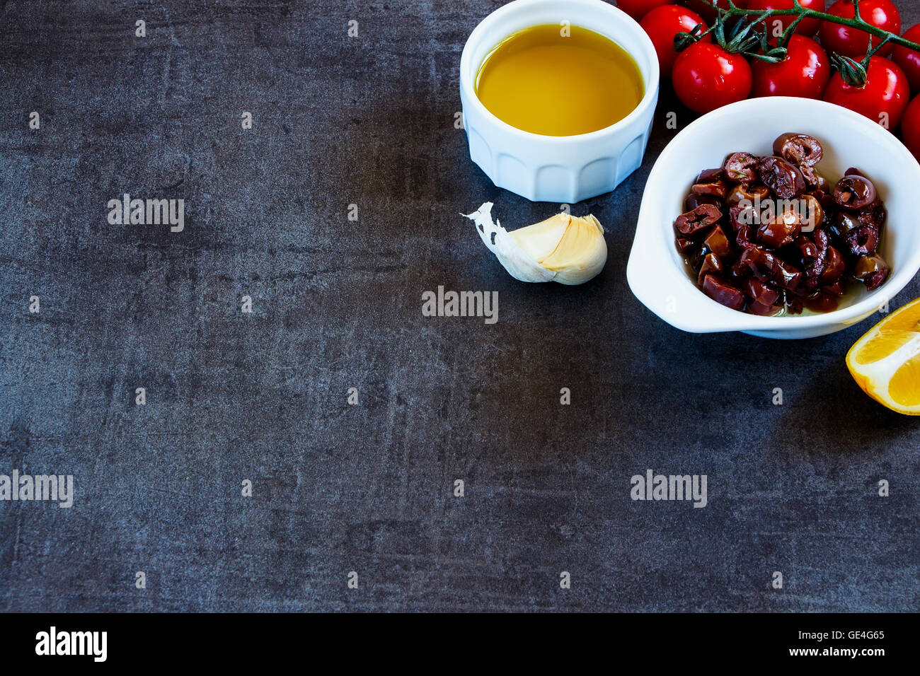 oben; Anzeigen; Essen; Salat; Kräuter; Tomaten; Küche; weiß; Öl; Gourmet; Essig; Salz; italienische; Pfefferschote; Grün; französische; Schüssel; Satz; s Stockfoto
