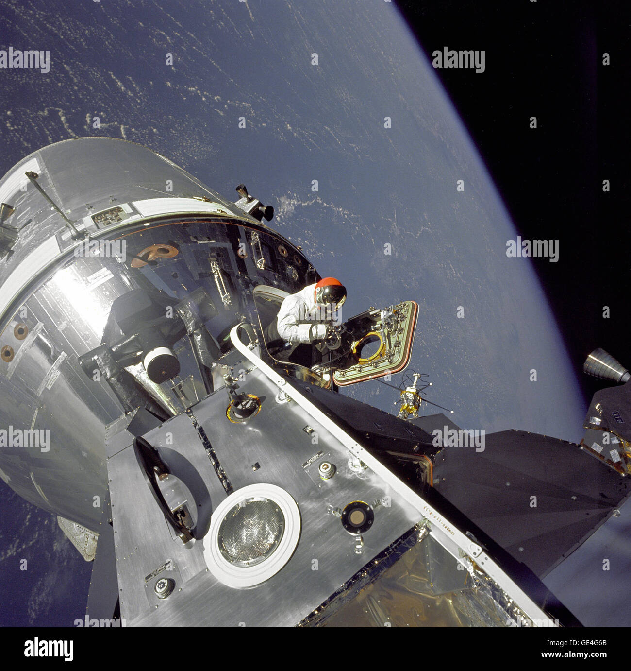 (6 März 1969) Apollo 9 Command/Service Module (CSM) den Spitznamen "Gummibonbon" und der Mondlandefähre (LM), den Spitznamen "Spider" angedockten zusammen als Monitorbox pilot David in die offene Luke steht dargestellt sind. Astronaut Russell L. Schweickart, Pilot der Mondlandefähre, nahm dieses Foto von Scott während seiner EVA, als er auf der Veranda außerhalb der Mondfähre Stand. Apollo 9 war eine Erde orbitale Mission Docking-Verfahren zwischen dem CSM und LM sowie Fly Test der Mondlandefähre in den relativen sicheren Grenzen der Erdumlaufbahn testen sollen.   Bild-Nr.: AS9-20-3064 Stockfoto