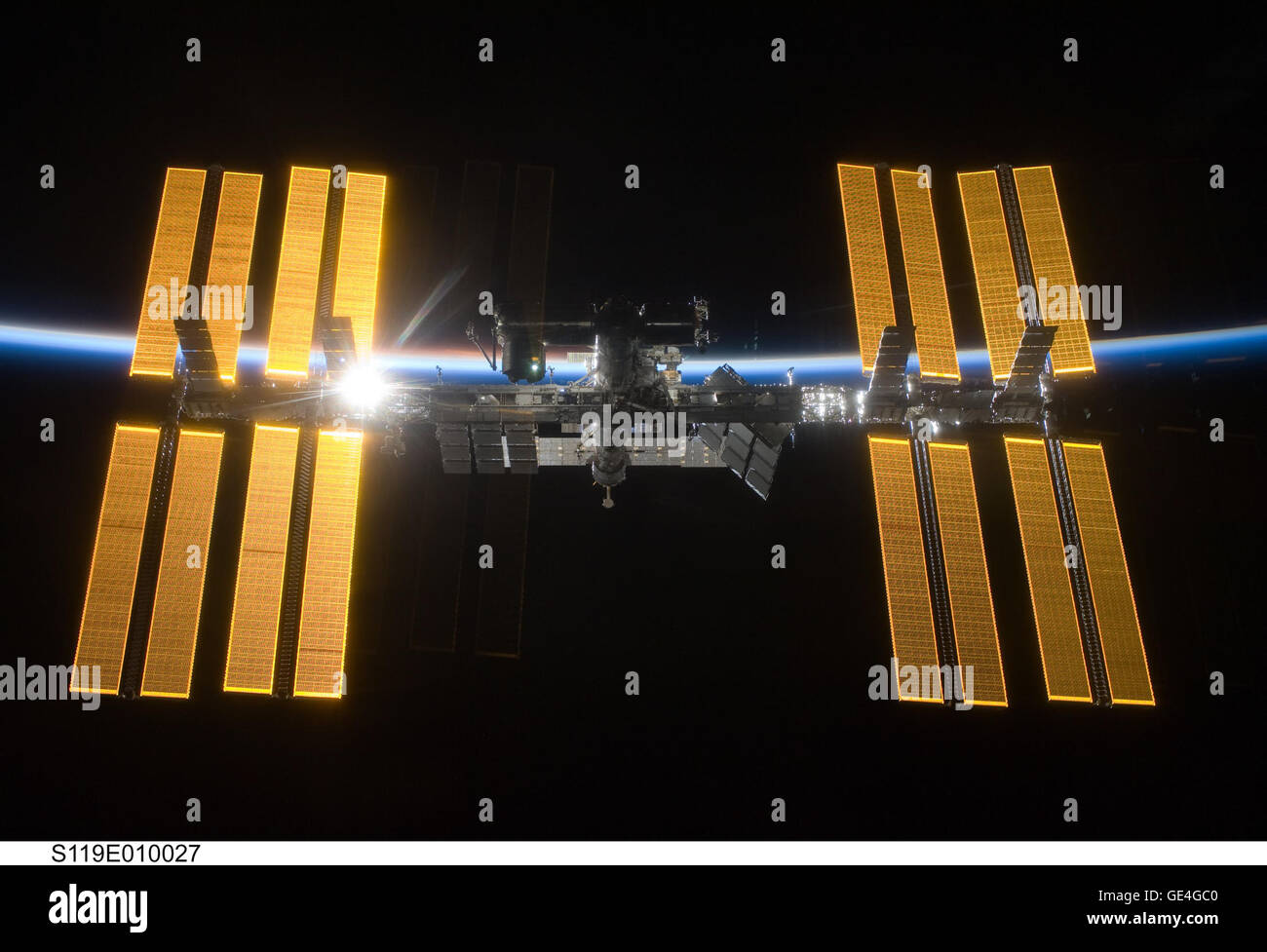 Backdropped von der Schwärze des Alls und die dünne Linie der Erdatmosphäre, die internationale Raumstation ISS wird vom Space Shuttle Discovery gesehen, wie die beiden Sonden ihre relative Trennung beginnen. Früher kam zu dem Schluss der STS-119 und Expedition 18 Mannschaften 9 Tagen, 20 Stunden und 10 Minuten von kooperativen Arbeit an Bord der Shuttle und Station. Ausdocken der beiden Raumfahrzeuge ereignete sich am 25. März 2009 am 14:53 (CDT).   Bild-Nr.: S119E010027 Datum: 25. März 2009 Stockfoto