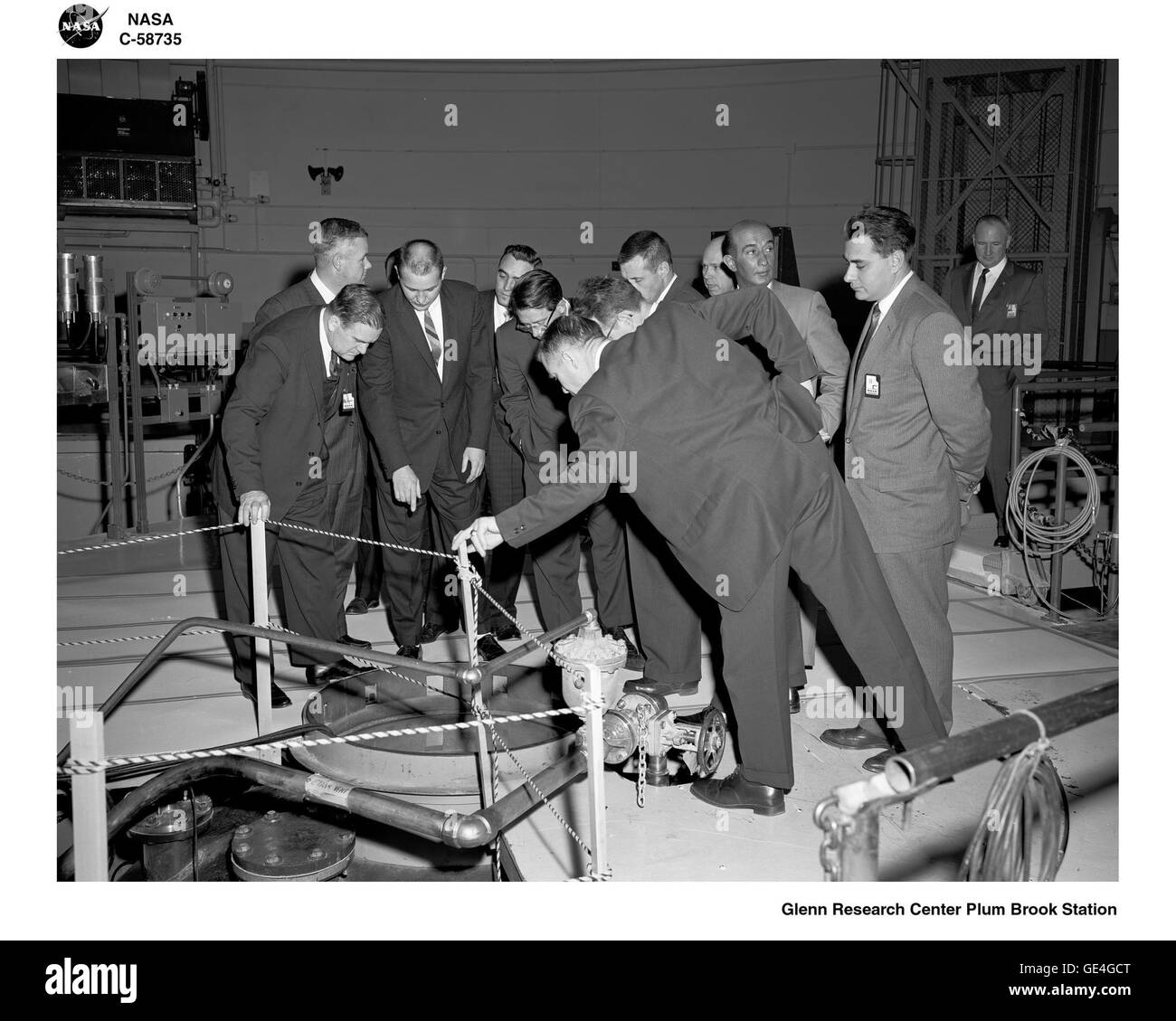 NASA-Administrator James Webb (links) und Lewis Director Abe Silverstein (Mitte, mit Brille) peer in den Reaktor-Tank bei einem Besuch in Plum Brook.  Bild-Nr.: C-1961-58735 Stockfoto