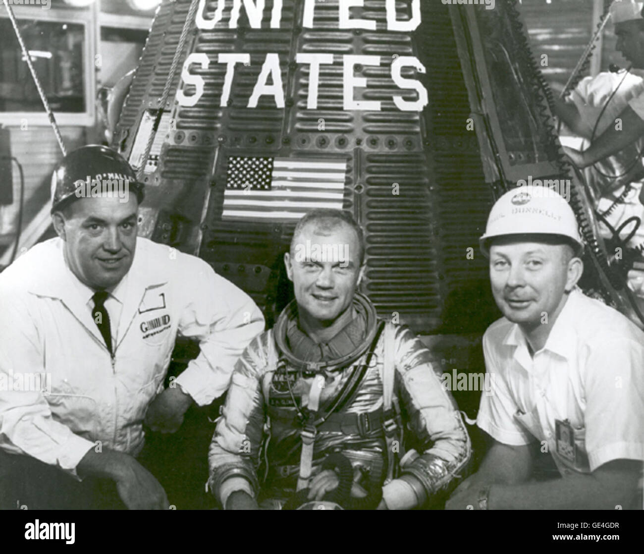 Gruppiert zusammen mit Astronaut John H. Glenn, Jr., neben "Friendship 7" Raumschiff sind von links nach rechts: T.J. O'Malley, Chef-Test-Dirigent für General Dynamics; Glenn; und Paul Donnelly.   Bild-Nr.: 62-MA6-58 Datum: 24. Januar 1962 Stockfoto