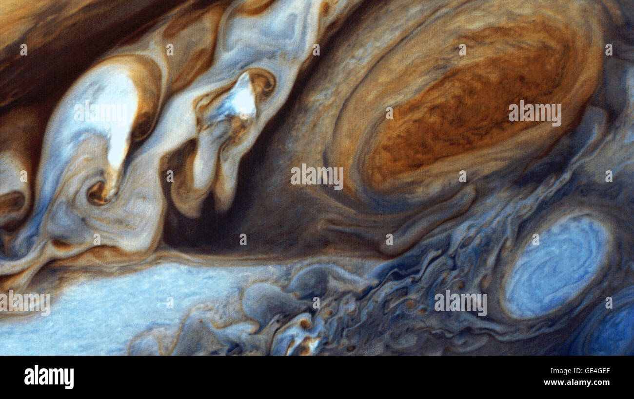 Bei etwa 89.000 Meilen im Durchmesser konnte Jupiter 1.000 Erden schlucken. Es ist der größte Planet in unserem Sonnensystem und vielleicht die majestätischsten. Lebendige Bands der Wolken getragen durch Winde, die 400 km/h kontinuierlich höher sein können als Kreise der Atmosphäre des Planeten. Solche Winde erhalten Spinnerei Hochdruckgebiete wie der große rote Fleck--ein tobenden Sturm drei zweieinhalb Mal so groß wie die Erde befindet sich im südlichen Hemisphäre Jupiters. Im Januar und Februar 1979 vergrößert die Raumsonde Voyager 1 in Richtung Jupiter, Hunderte von Bildern in seinem Ansatz, einschließlich diese Nahaufnahme von wirbelnden Wolken Aro erfassen Stockfoto