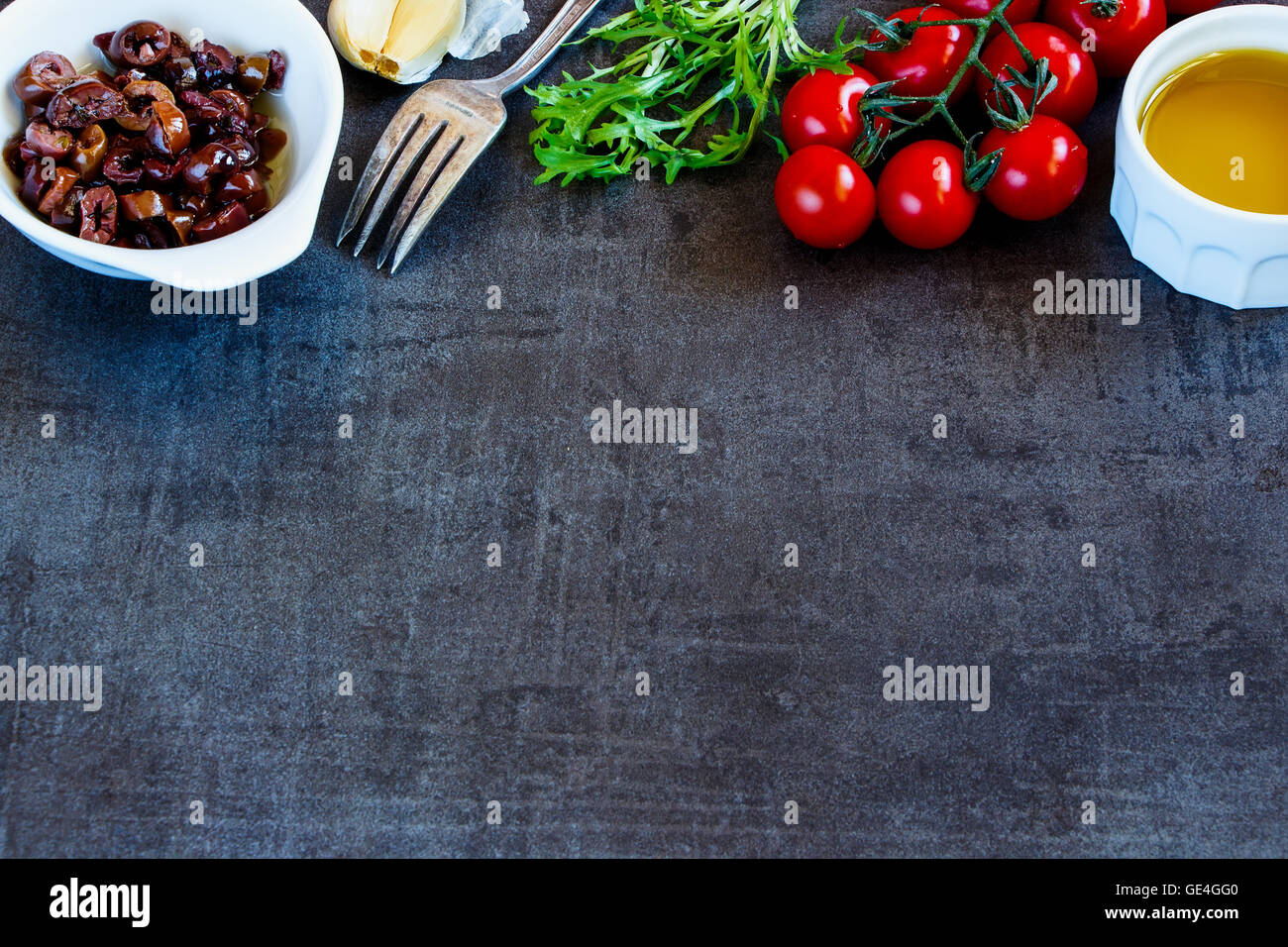 oben; Anzeigen; Essen; Salat; Kräuter; Tomaten; Küche; weiß; Öl; Gourmet; Essig; Salz; italienische; Pfefferschote; Grün; französische; Schüssel; Satz; s Stockfoto