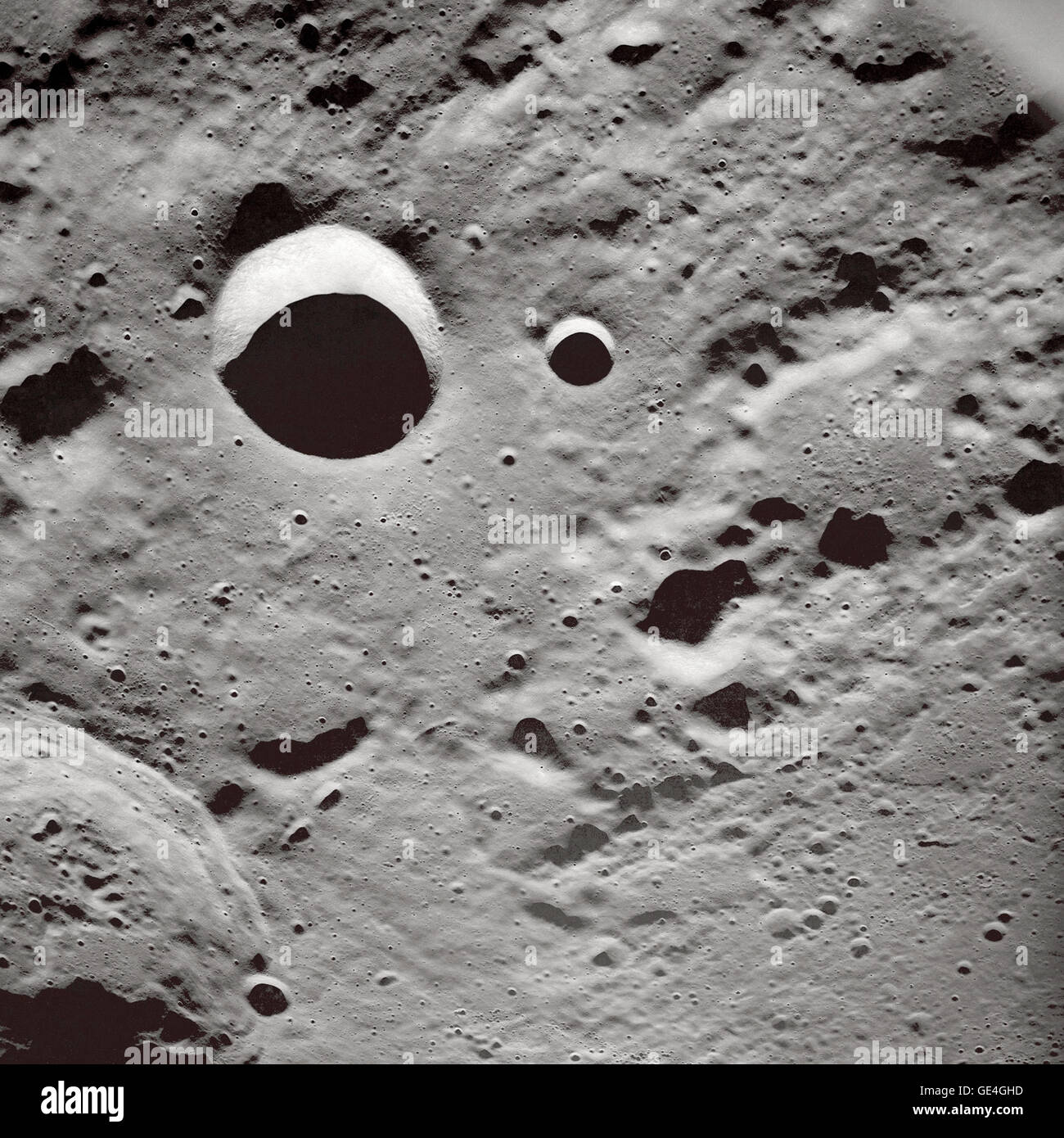 Diese schrägen Blick auf der Oberfläche des Mondes wurde im Mai 1969 von den Astronauten der Apollo 10 fotografiert. Punkt-Zentrum koordiniert liegen bei 16 Grad, 2 Minuten östlicher Länge und 0 Grad, 3 Minuten nördlicher Breite. Einer der Astronauten von Apollo 10 befestigt eine 250mm-Objektiv und eine handheld 70-mm-Kamera an der Oberfläche aus dem lunar Orbit für eine Reihe von Bildern in diesem Bereich ausgerichtet.   Bild #: AS10-31-4546 Datum: 23. Mai 1969 Stockfoto