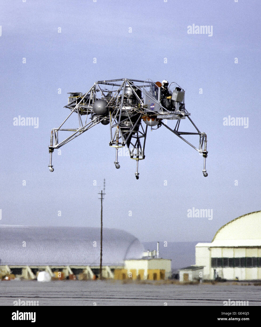 (1964) dieses 1964 NASA Flight Reserch Center Foto zeigt die Lunar Landing Research Vehicle (LLRV) Nummer 1 im Flug in den Süden Basis der Edwards Air Force Base. Als Apollo Planung unterwegs im Jahr 1960 war, suchte die NASA für einen Simulator, den Abstieg zur Oberfläche des Mondes zu profilieren. Drei Konzepte entstanden: eine elektronische Simulator, ein tethered Gerät und ehrgeizigen Dryden Beitrag, einen frei fliegenden Fahrzeugs. Alle drei wurden ernsthafte Projekte, aber schließlich die NASA Flight Research Center der (FRC) Landung Forschungsfahrzeug wurde zum wichtigsten.   Bild #: ECN-506 Stockfoto