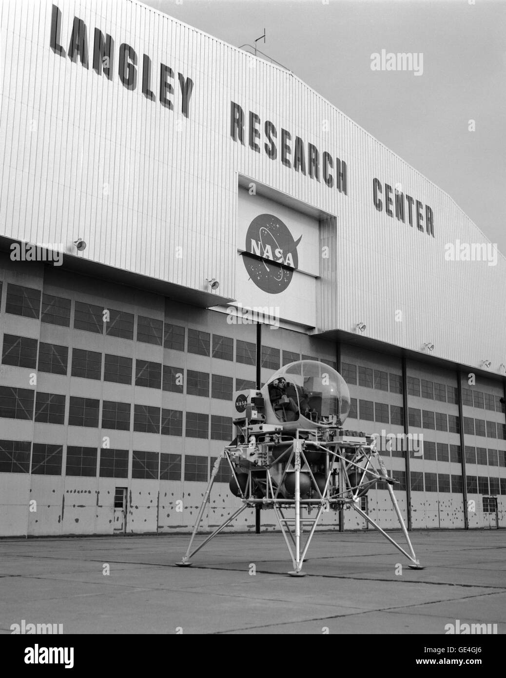 (2 Dezember 1963) Mond Landung Forschungsfahrzeug außerhalb NASA Langley Hangar. Das LLRV wurde später nach Houston, um Astronauten trainieren für die Landung der Mondfähre verschifft.   Bild-Nr.: L-1963-09785 Stockfoto