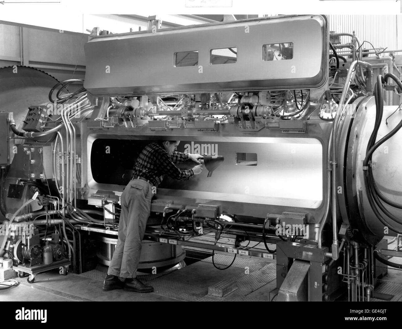 (1964) Halterungen Ingenieur ein Modell der m-1-Auftriebskörper in der Kehle des 3,5 Fußes Hypersonic Tunnel bei der Nasa Ames Research Center in Mountain View, Kalifornien. (Bild # A-29007) Stockfoto