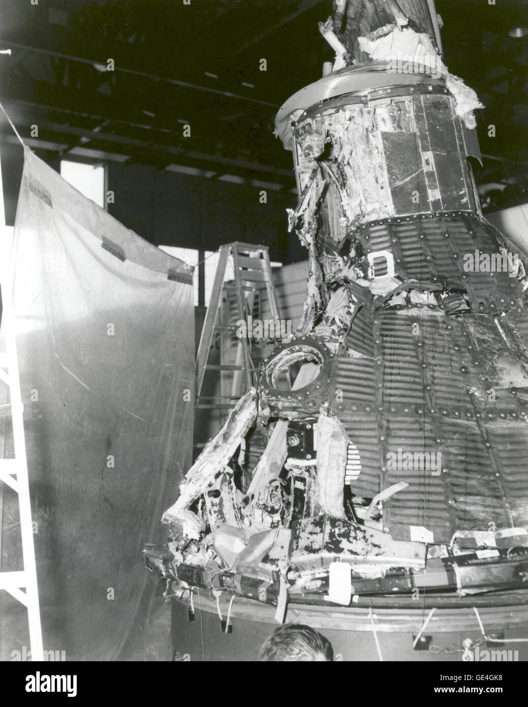 (29 Juli 1960) Die Hauptziele der Mercury Atlas-1 (MA-1) waren, die Kapsel zu erholen und testen Sie die Integrität der Mercury Kapsel Struktur und Hinterschiff Schindeln. Etwa eine Minute nach dem Start explodierte MA-1 und die restlichen Trümmer landete 7 Meilen vor der Küste von Florida. Die Trümmer wurden gesammelt und Ingenieure versuchten, wieder zusammenbauen, MA-1, um die Ursache der Explosion zu ermitteln.  Bild-Nr.: S-67-19582 Stockfoto