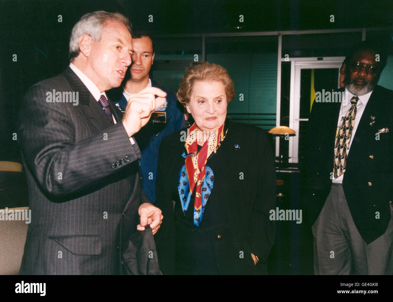 (3 Dezember 1998) US-Außenministerin Madeleine Albright spricht mit NASA-Administrator Daniel Goldin (links) in der VIP-Lounge am Kennedy Space Center Apollo/Saturn V Anlage beim Start von STS-88, die erste Markteinführung in den USA für die internationale Raumstation zu erwarten. Astronaut Michael Lopez-Alegria ist im Hintergrund zwischen Mr Goldin und Außenministerin Albright.   Bild #: KSC-98PC-1769 Stockfoto