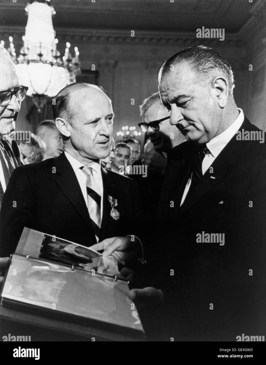 Beschreibung: (29. Juli 1965) Dr. William H. Pickering, (links) Direktor des Jet Propulsion Laboratory präsentiert Mariner Raumfahrzeuge Fotos Präsident Lyndon Baines Johnson.  Bezeichner GPN-2000-000480 Stockfoto