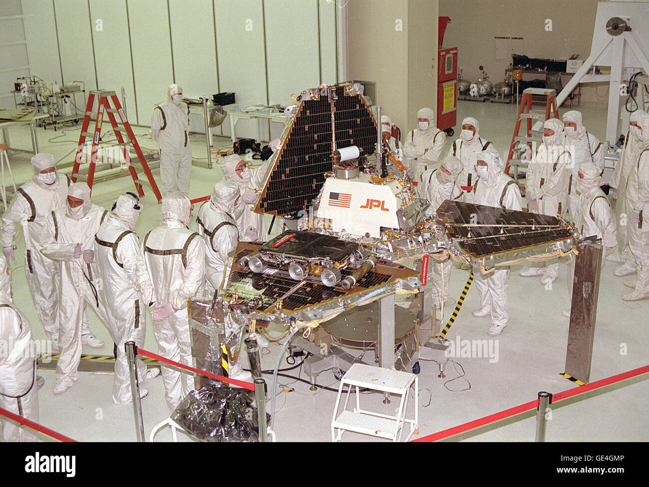 Im Jet Propulsion Laboratory bereiten die Arbeiter den Mars Pathfinder Lander vor, indem sie seine Metallblätter schließen, auf denen der Sojourner rover sichtbar ist. Dieses Bild wurde während des Montageprozesses im Oktober 1996 aufgenommen. Stockfoto