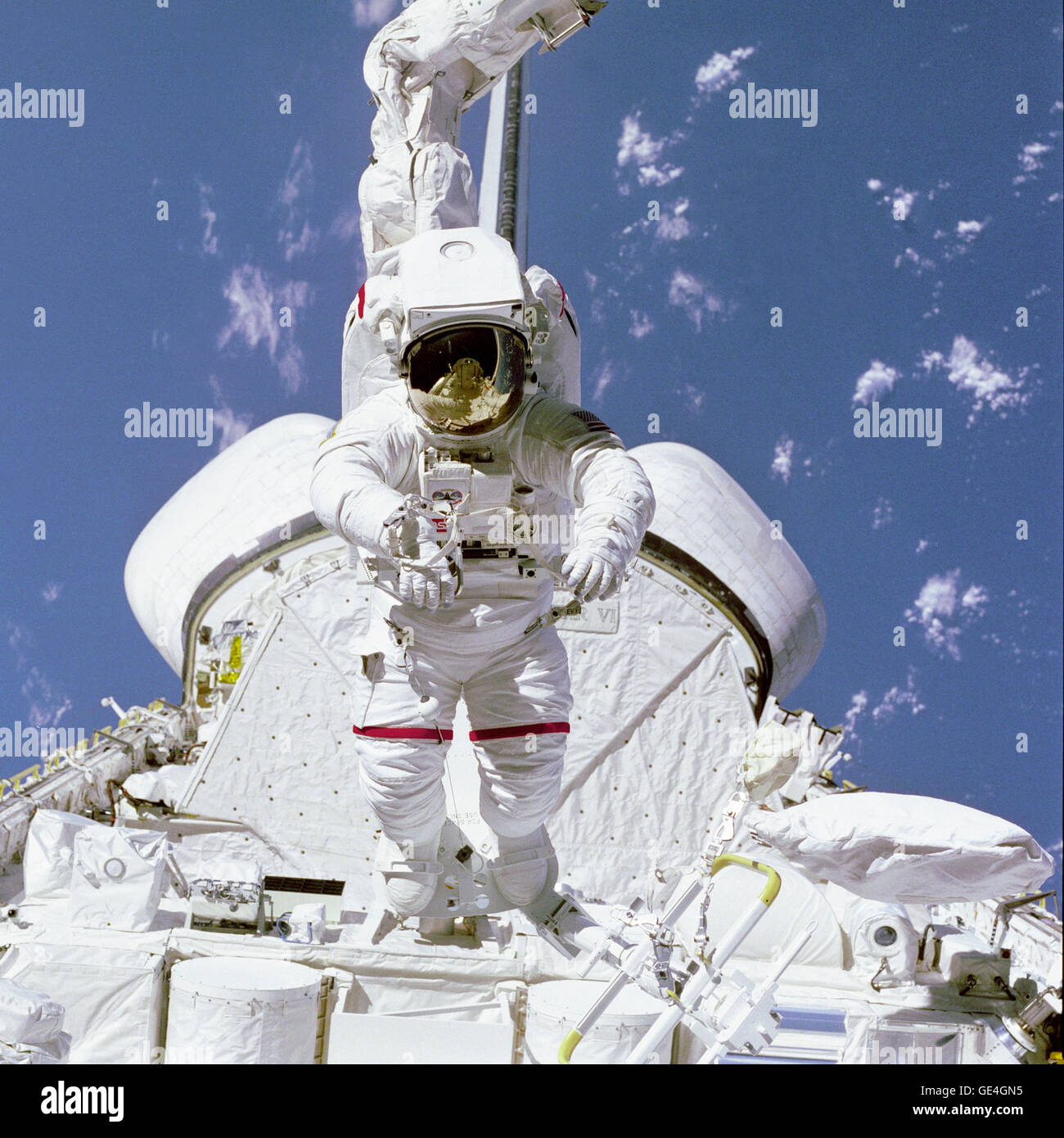 S84-27039: Astronaut Bruce McCandless II, STS-41B mission-Spezialist, Tests, die eine Mobile Fuß Zurückhaltung (MFR), Remote Manipulator System (RMS) an Bord des Space Shuttle Challenger befestigt. McCandless auf Fracht gehen scheint, aber ist wirklich über sie durch die Kombination MFR und RMS geflogen. Sein Helmvisier reflektiert Teile der Ladebucht, die in den größeren Teil des Fotos zu sehen sein. Hinter ihm ist ersichtlich, dass sowohl das Orbital Maneuvering System (OMS) Schoten.  Bild #: S84-27039 Stockfoto