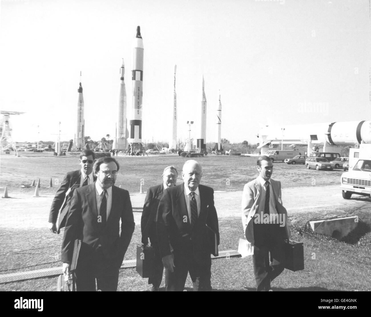 Die Rogers Commission wurde 1986 nach der Space Shuttle Challenger-Katastrophe gegründet, um die Ursache zu untersuchen. Die kommission, zu der namhafte Persönlichkeiten wie Sally Ride, Neil Armstrong und Richard Feynman gehörten, stellte fest, dass der Ausfall auf einen O-Ring in der SRB zurückzuführen war, der bei kalten Temperaturen beim Start aufbrach. Stockfoto