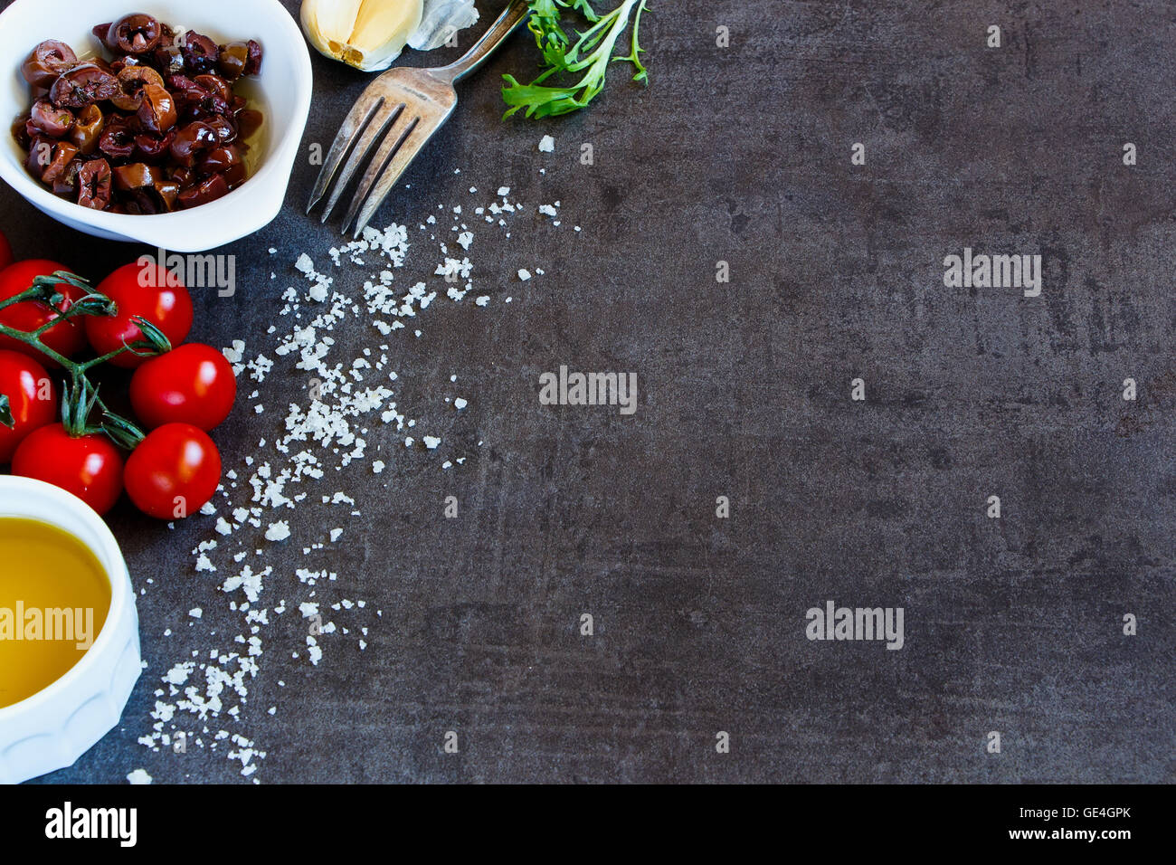 oben; Anzeigen; Essen; Salat; Kräuter; Tomaten; Küche; weiß; Öl; Gourmet; Essig; Salz; italienische; Pfefferschote; Grün; französische; Schüssel; Satz; s Stockfoto