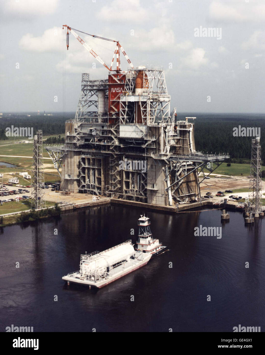 Ein Schlepper der NASA transportiert flüssigen Sauerstoff zum B-1 Teststand im Stennis Space Center, einem wichtigen Standort für die Prüfung von Space Shuttle Main Engines (SSMs). Flüssiger Wasserstoff und Sauerstoff werden als Treibmittel für die Triebwerke des Shuttle zur Vorbereitung von Weltraummissionen verwendet. Stockfoto