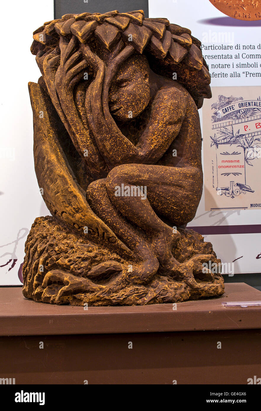 Italien Sizilien Modica - Schokoladenmuseum - Skulpturen von Modica Schokolade - gemacht zur Expo 2015-wir Samen des Lebens Bildhauerin Elisa Corallo Stockfoto