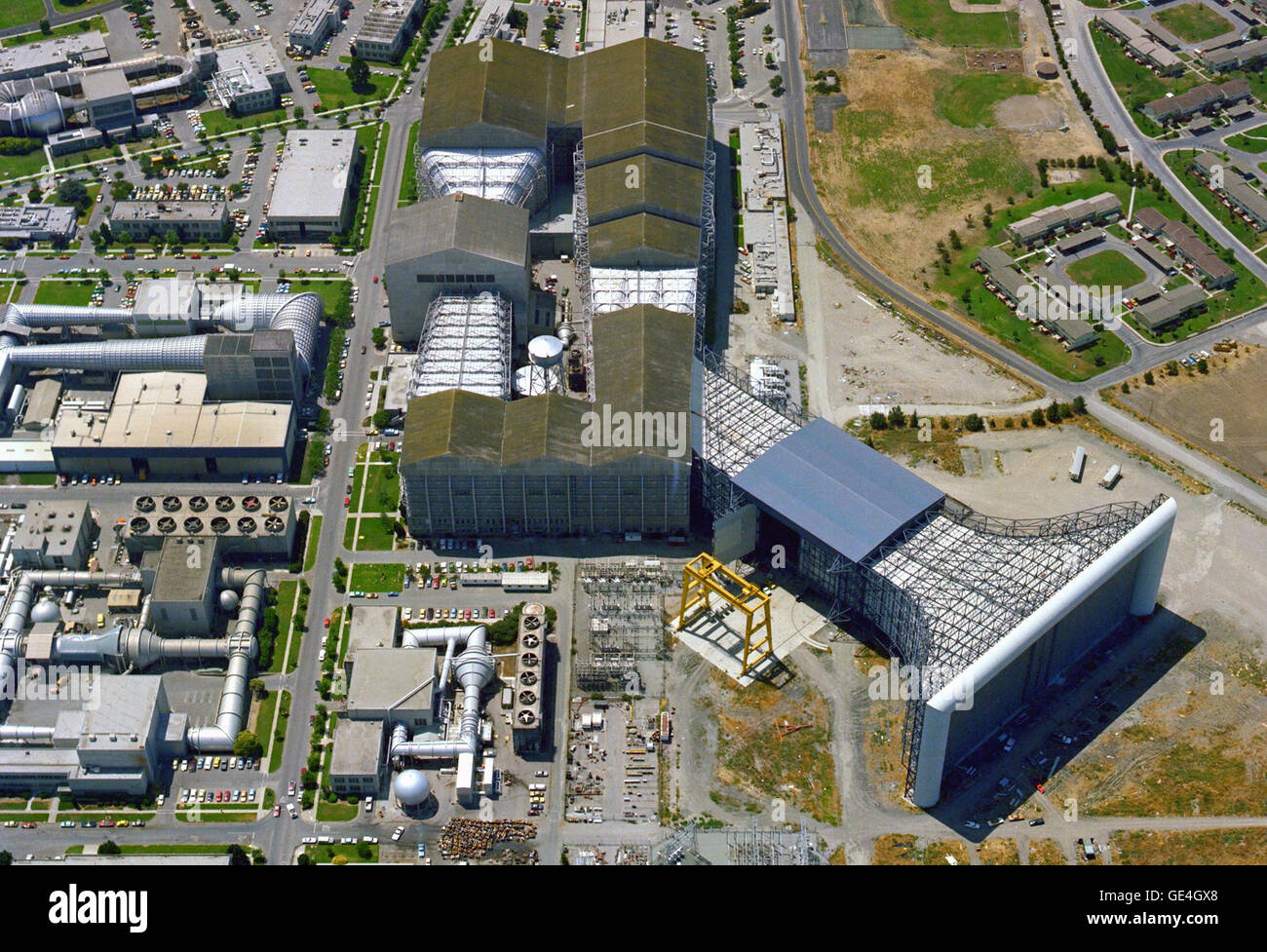 Der National Full-Scale Tunnel Aerodynamics Complex ist eine Forschungseinrichtung der NASA, die zur Prüfung aerodynamischer Eigenschaften von Flugzeugen und Raumfahrzeugen genutzt wird. Der Komplex spielt eine Schlüsselrolle bei der Entwicklung von Technologien für Anwendungen in der Luft- und Raumfahrt. Stockfoto