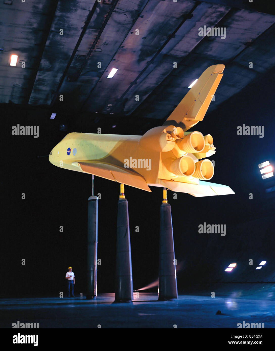 Der National Full-Scale Tunnel Aerodynamics Complex der NASA ist eine wichtige Testanlage für Großflugzeuge, in der Ingenieure reale Flugbedingungen simulieren, um das aerodynamische Verhalten zu untersuchen und die Flugleistung zu verbessern. Stockfoto