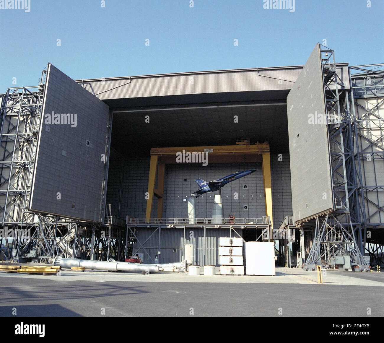 Der National Full-Scale Tunnel Aerodynamics Complex ist eine NASA-Einrichtung, die für die Erprobung von Flugzeugen und Raumfahrtmodellen in einer kontrollierten Windkanalumgebung genutzt wird. Sie spielt eine Schlüsselrolle in der aerodynamischen Forschung und im Flugzeugdesign. Stockfoto