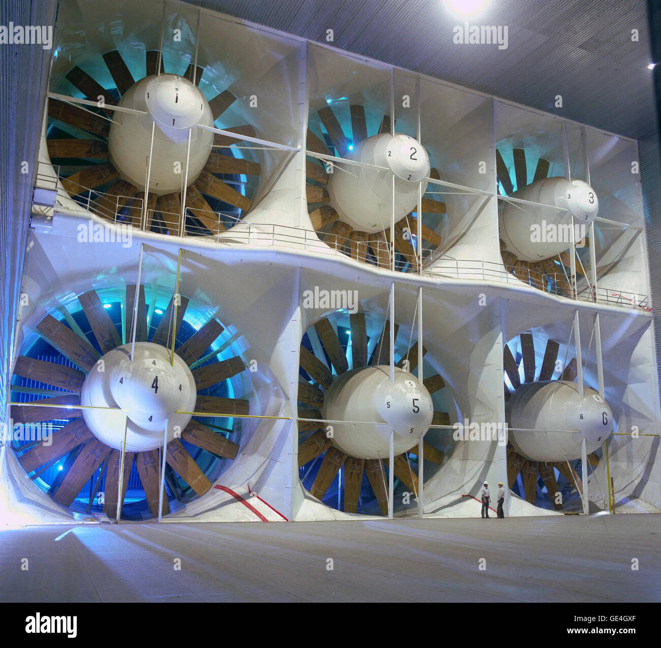 Der National Full-Scale Tunnel am Aerodynamikkomplex der NASA wird für großangelegte Aerodynamiktests genutzt. Dieses Werk unterstützt die Forschung an Flugzeugen und Fahrzeugen der Luft- und Raumfahrt in vollem Umfang, um Leistung und Sicherheit zu verbessern. Stockfoto