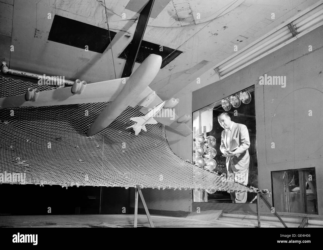 Ein Modell ein Zwanzigstel des x-15, die ursprünglich unter den Flügel von einer b-52 ausgesetzt wird von einem Wissenschaftler beobachtet, wie er die Bomber Modell in Tests verläßt, um die Trennwirkung zu bestimmen- and -drop Bewegung des Flugzeuges Forschung. Der Test wurde in Langley High Speed 7 x 10 Fußgängertunnel, um 1957 durchgeführt. Stockfoto