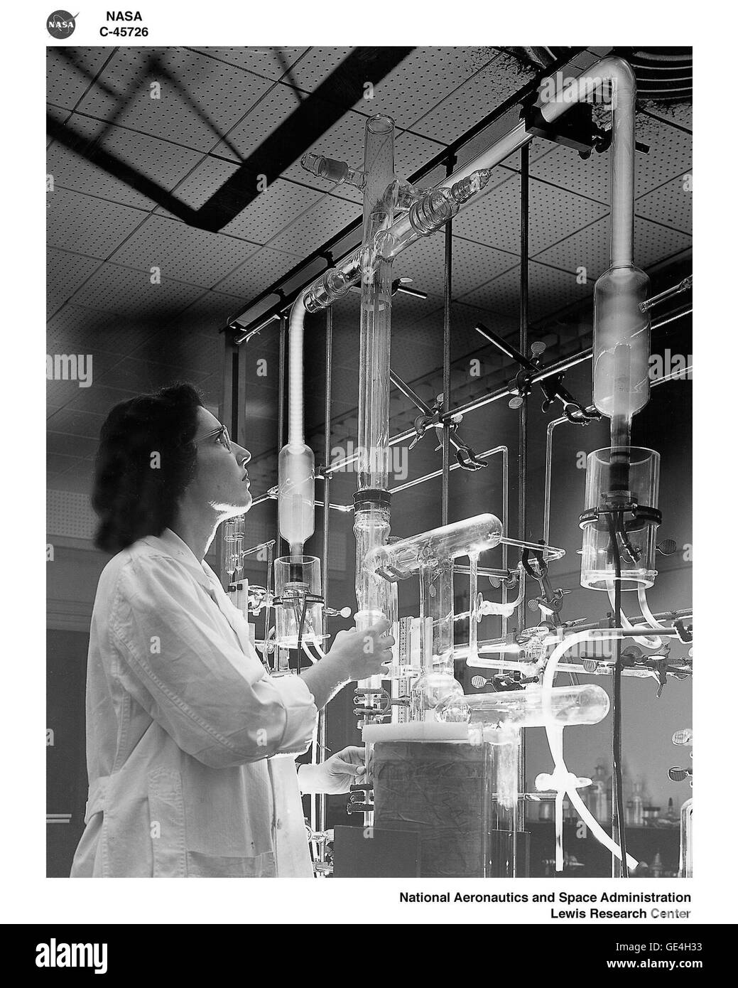 (14 August 1957) Einer der seltenen Frauen Physiker am NASA Lewis Research Center, arbeitet an einer atomaren Labor-Experiment, die eine Gas mit niedrigem Druck durch eine Hochspannungs-Entladung geschoben Bild-Nr.: C-1957-45726 Stockfoto
