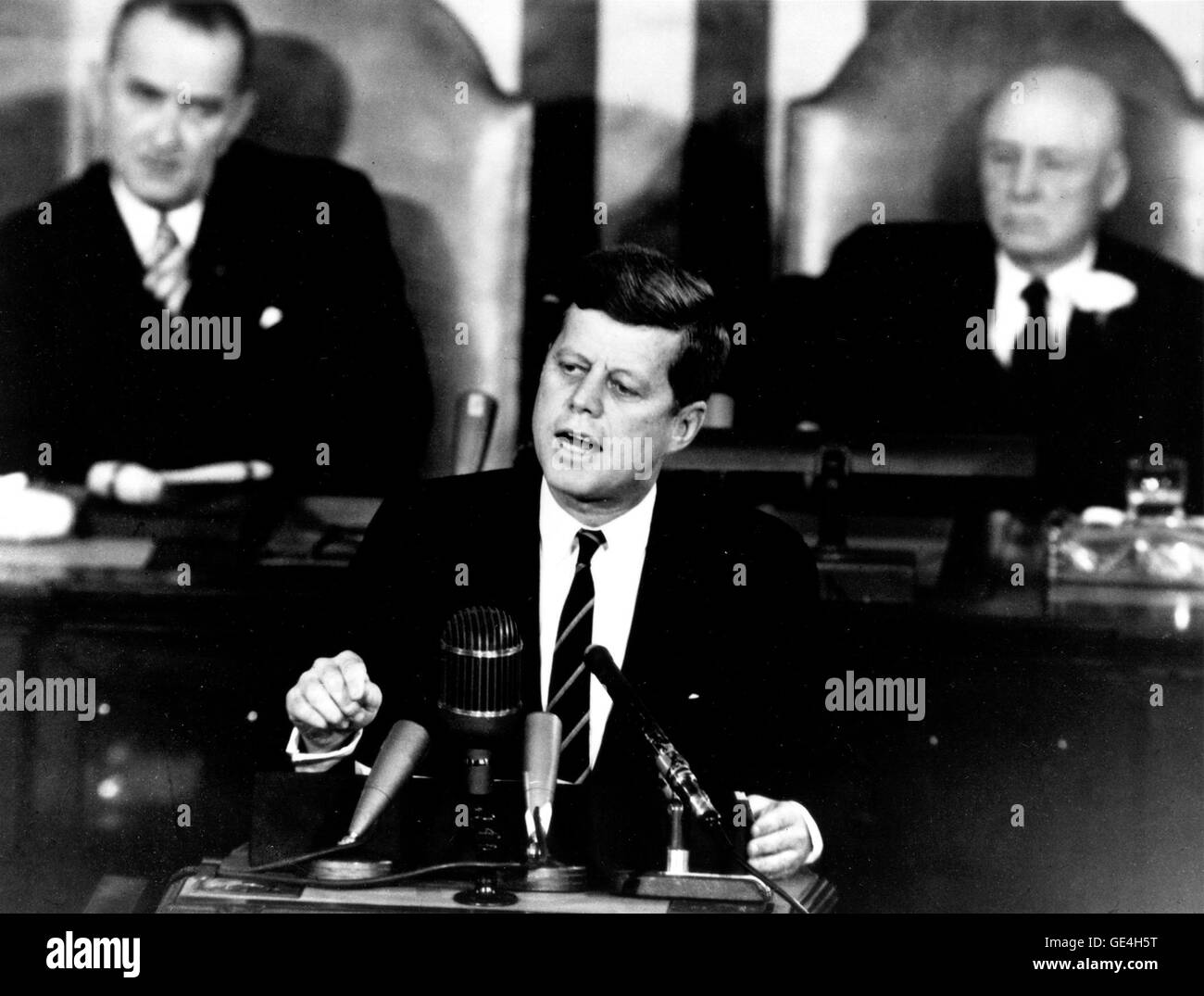 Präsident John F. Kennedy in seiner historischen Botschaft in einer gemeinsamen Sitzung des Kongresses, am 25. Mai 1961 erklärte, "..." "Ich glaube, dass diese Nation sollte sich verpflichten, das Ziel zu erreichen, noch in diesem Jahrzehnt, einen Mann auf dem Mond zu landen und ihn sicher zur Erde zurück." Dieses Ziel wurde erreicht, als Astronaut Neil A. Armstrong der erste Mensch auf dem Mond um 10:56 Uhr MESZ, 20. Juli 1969 seinen Fuß gesetzt wurde. Im Hintergrund gezeigt werden, (links) Vizepräsident Lyndon Johnson und (rechts) Sprecher des Hauses Sam T. Rayburn. Stockfoto