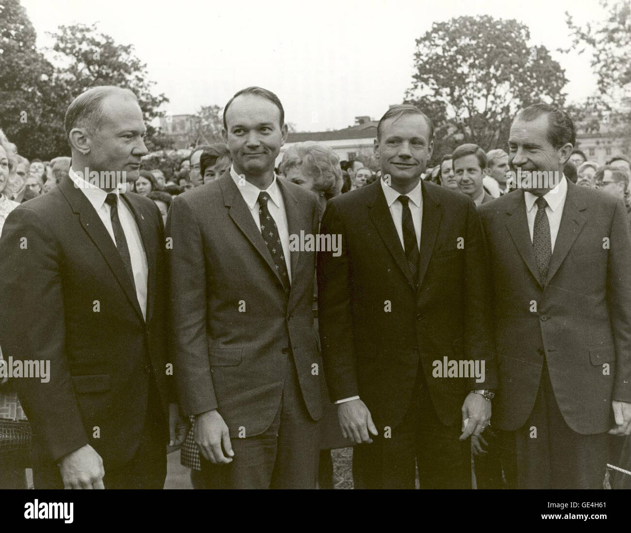 Dieses Foto zeigt Präsident Richard Nixon auf dem Rasen des Weißen Hauses nach ihrer historischen Mondlandung im Jahr 1969 auf den Apollo-11-Astronauten Neil Armstrong, Buzz Aldrin und Michael Collins. Stockfoto