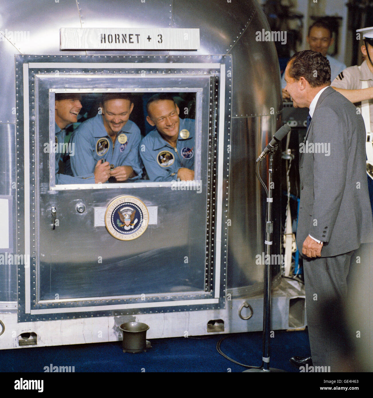 Dieses Bild zeigt den Besuch von Präsident Richard Nixon bei der Apollo 11-Crew während ihrer Quarantäne nach ihrer historischen Mondlandung im Jahr 1969. Das Foto dokumentiert einen wichtigen Moment in der Raumfahrtgeschichte und die Folgen der erfolgreichen Mission. Stockfoto