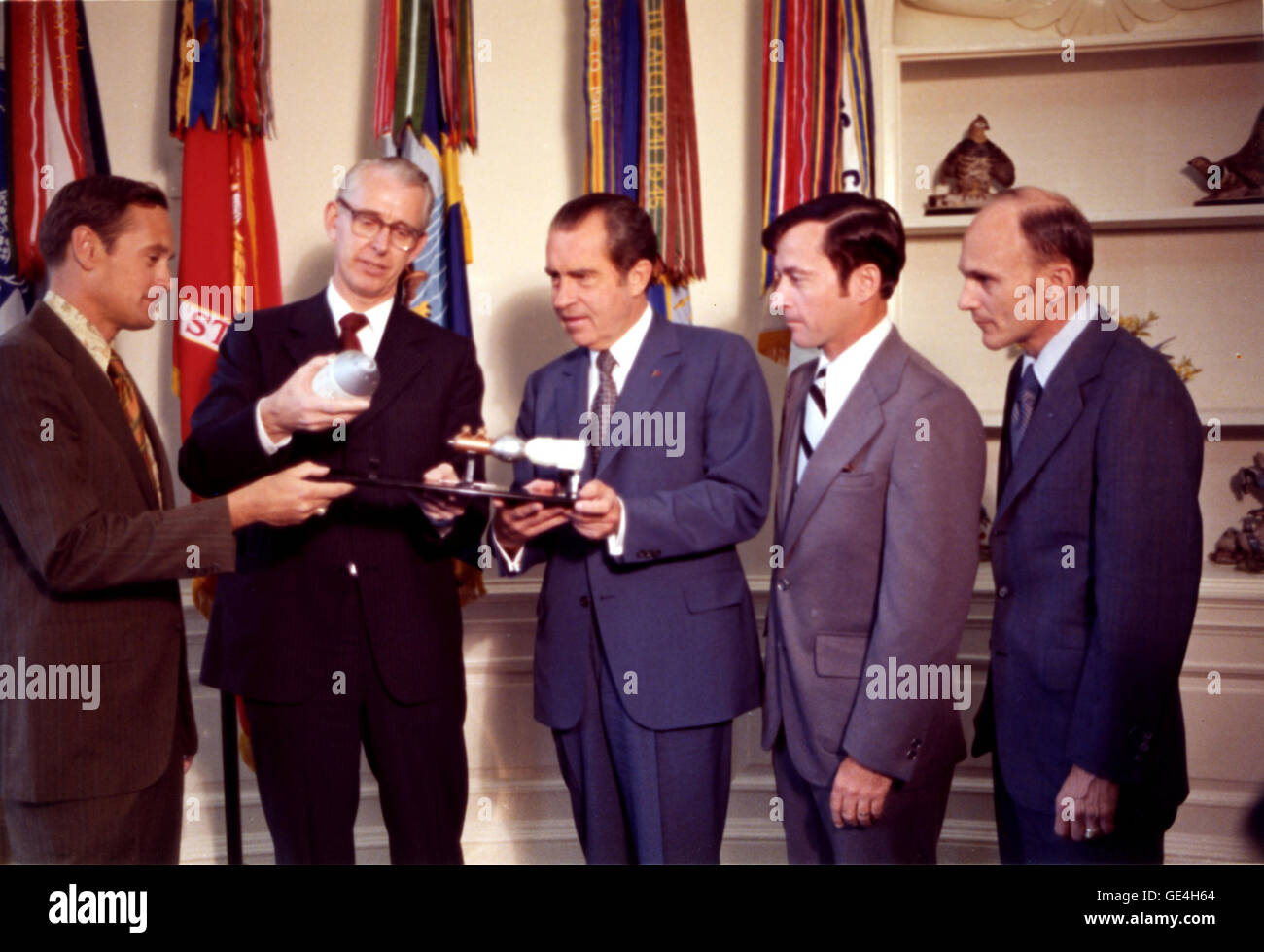 Präsident Richard Nixon wird ein Modell des Apollo-Sojus-Raumschiff mit Docking-Adapter angezeigt. Die Astronauten der NASA Apollo 16, John W. Young, Charles M. Duke, Thomas K. Mattingly, mit NASA Administrator Dr. James C. Fletcher traf sich mit Präsident Richard Nixon im Weißen Haus für einen Zwischenbericht über den gemeinsamen USA und UdSSR Weltraumprojekt andocken. Das Apollo-Sojus-Test-Projekt ins Leben gerufen, drei Jahre später, am 15. Juli 1975.                                                                                                                   Bild-Nr.: 72-HC-522-Datum: 15. Juni 1972 Stockfoto