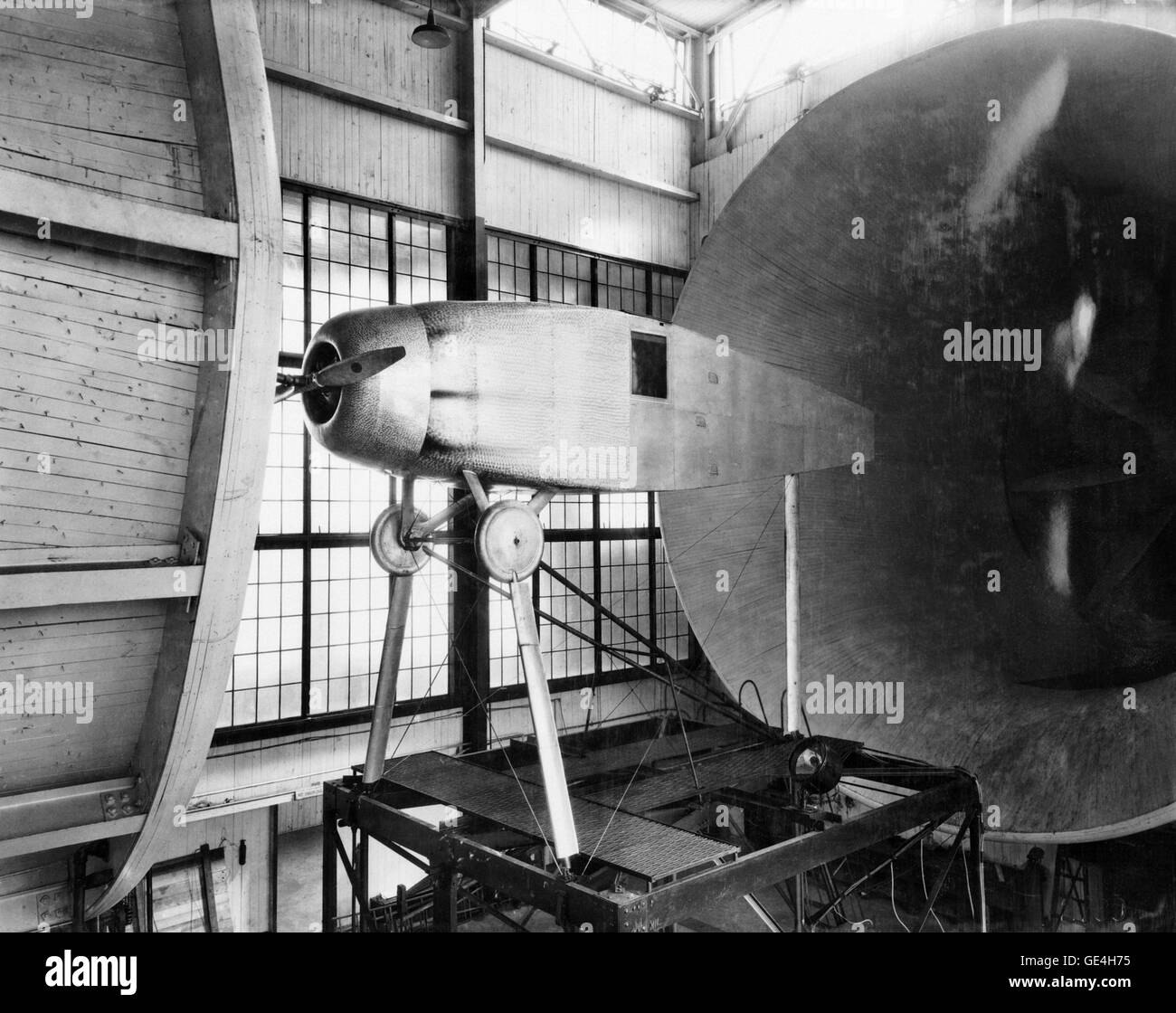 Das Bild „Propeller Research Tunnel“ zeigt eine detaillierte Ansicht eines Versuchstunnels, der zur Erprobung von Flugzeugpropellern verwendet wird. Die Forschung konzentriert sich auf die Aerodynamik und Leistung von Propellern in kontrollierten Umgebungen, um die Effizienz und das Design von Flugzeugen zu verbessern. Stockfoto