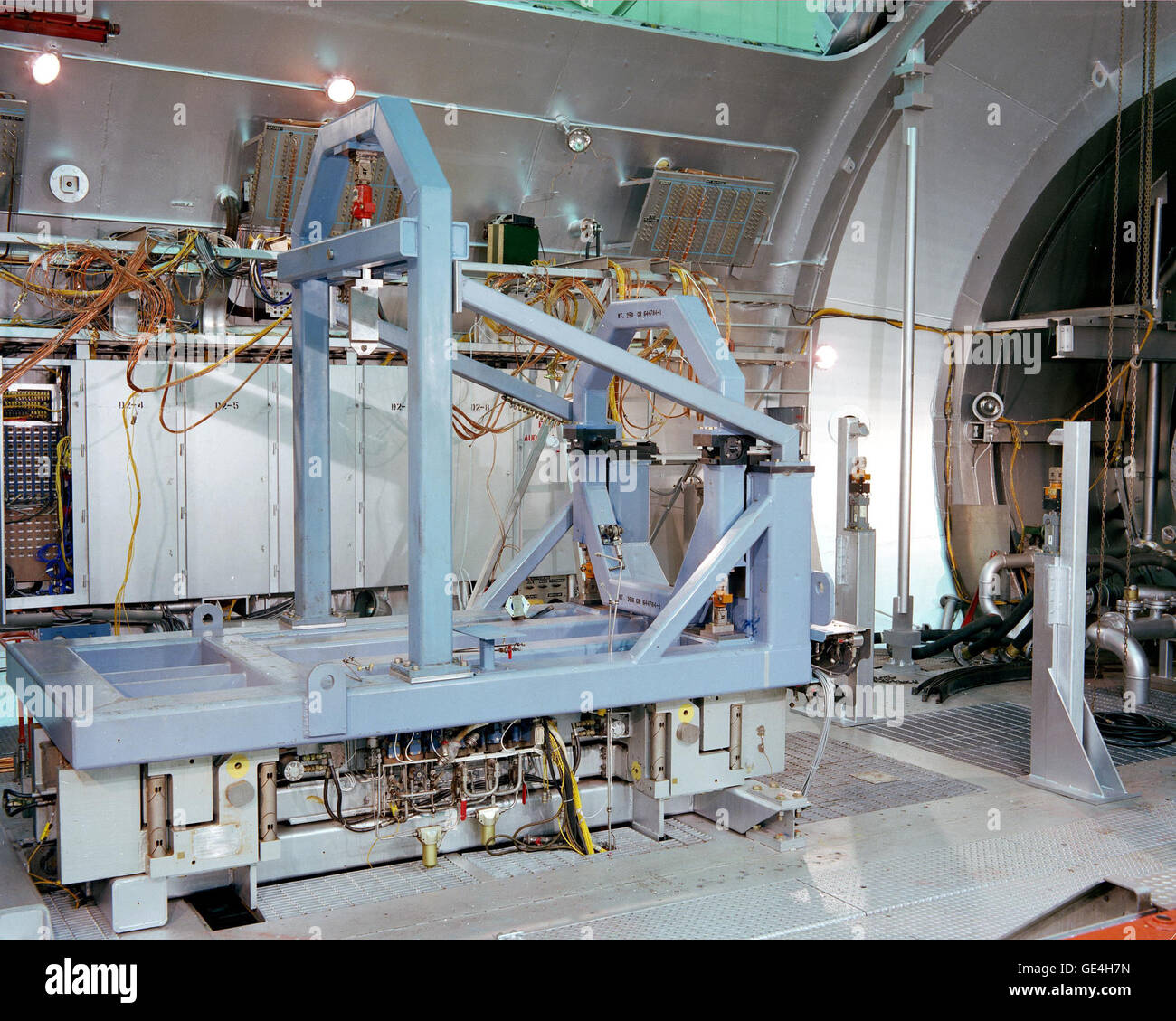 Dieses Bild zeigt das Propulsion Systems Laboratory, in dem fortschrittliche Forschungen zu Antriebstechnologien vorgestellt werden. Das Labor spielt eine entscheidende Rolle bei der Entwicklung moderner Antriebssysteme für Anwendungen in der Luft- und Raumfahrt, wobei der Schwerpunkt auf Effizienz und Innovation liegt. Stockfoto