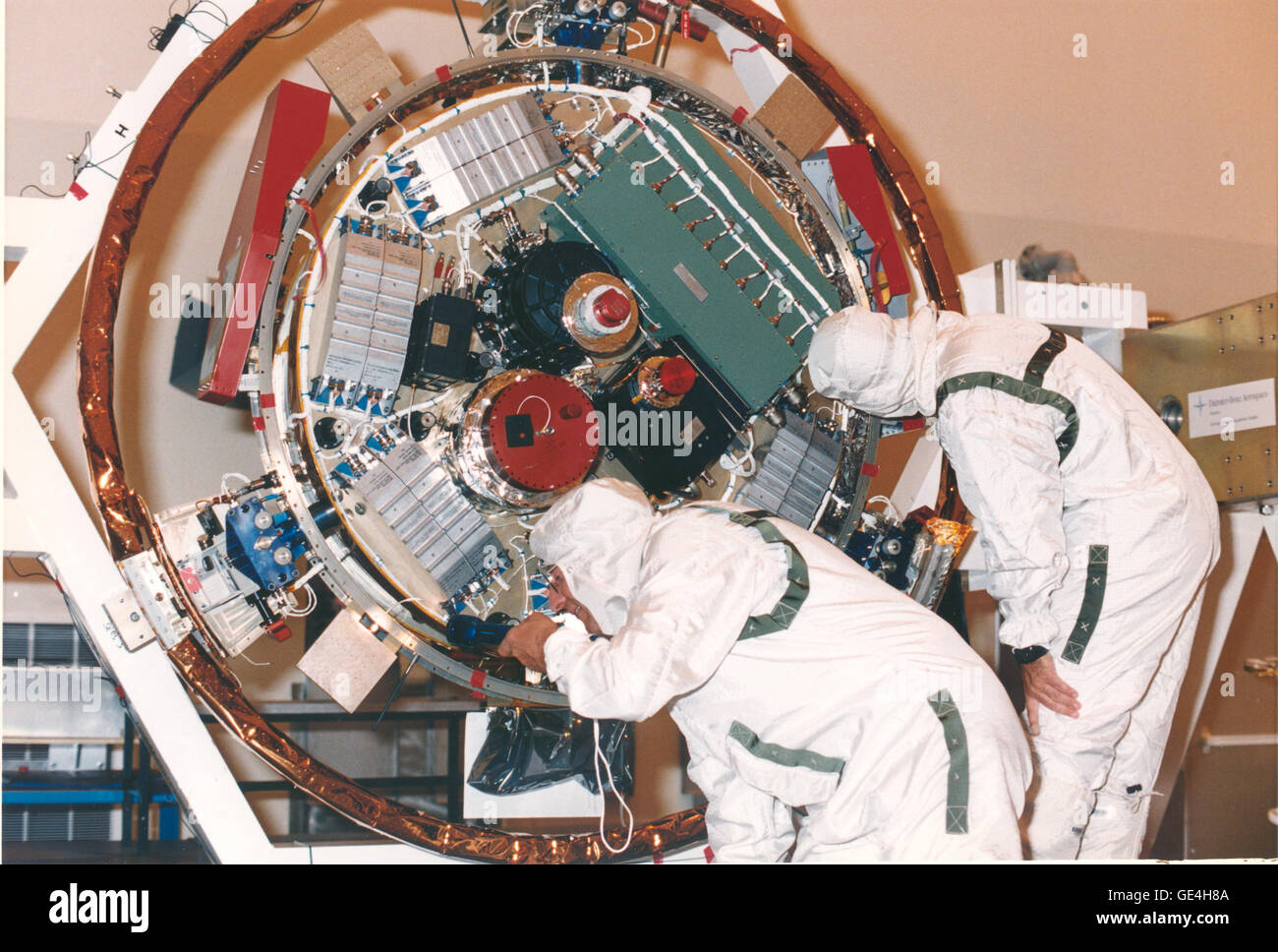 (September 10, 1997) Jet Propulsion Laboratory (JPL) Arbeitnehmer untersuchen die Sonde Huygens nach der Entnahme aus der Raumsonde Cassini in der Nutzlast gefährliche Service Facility (PHSF) am KSC. Das Raumschiff wurde an die PHSF zurückgegeben, nachdem Schäden an die Wärmedämmung von einem abnorm hohen Informationsfluss klimatisierte Luft innen Huygens entdeckt wurde. Des Schadens erforderlichen Techniker überprüfen das Innere der Sonde, die Isolierung zu reparieren und reinigen die Instrumente.   Nach der Rückkehr aus der PHSF zur Startrampe 40 auf Cape Canaveral Air Station, Cassini/Huygens erfolgreich gestartet im Oktober 1997 eine Stockfoto