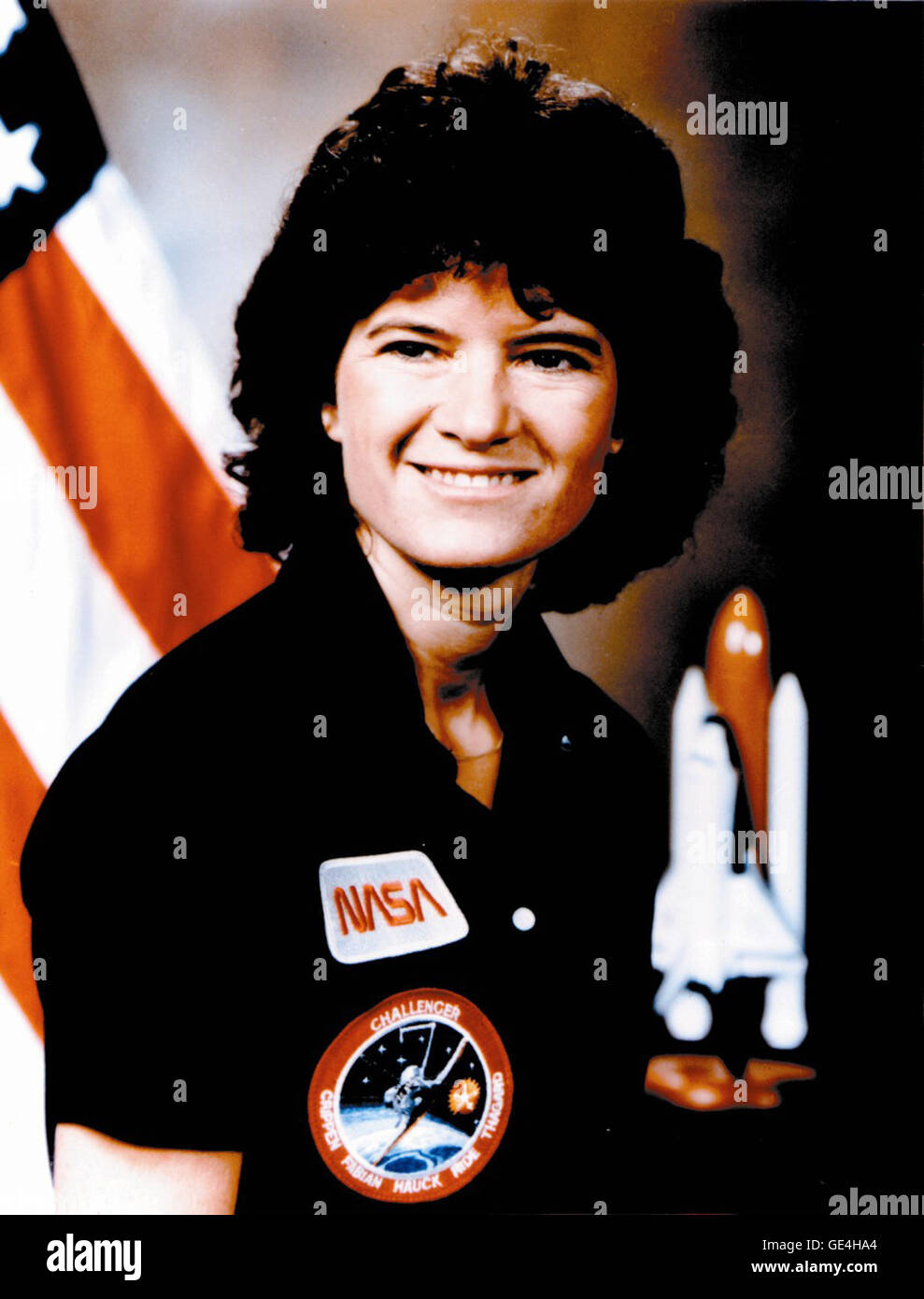 Sally Ride war die erste Amerikanerin im Weltraum. Geboren am 26. Mai 1951 in Los Angeles, Kalifornien, erhielt sie einen Bachelor in Physik und Englisch im Jahr 1973 von der Stanford University und einen Master in Physik im Jahr 1975 und promovierte in Physik im Jahr 1978, ebenfalls aus Stanford. NASA hat im Januar 1978 Dr. Ride als Astronautenanwärter ausgewählt. Sie absolvierte eine Ausbildung im August 1979, und begann ihre Astronauten-Karriere als Missionsspezialist auf STS-7, die vom Kennedy Space Center, Florida am 18. Juni 1983 ins Leben gerufen. Die Mission haben 147 Stunden im Raum vor der Landung auf der Piste ein Testflugzeug bei Edwards Stockfoto