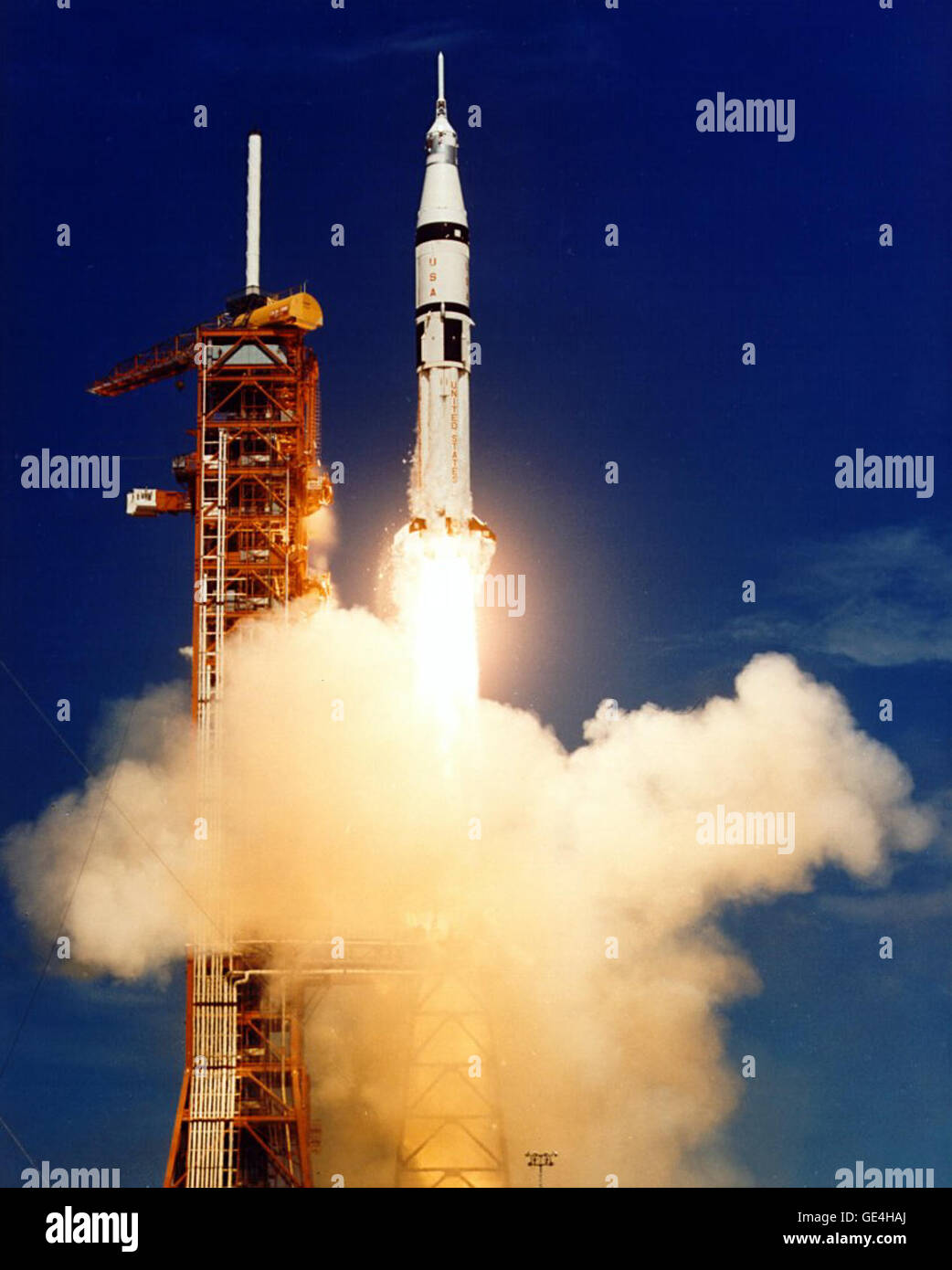 Dieses Bild zeigt eine Saturn IB Rakete im Flug, ein wichtiger Teil der ...