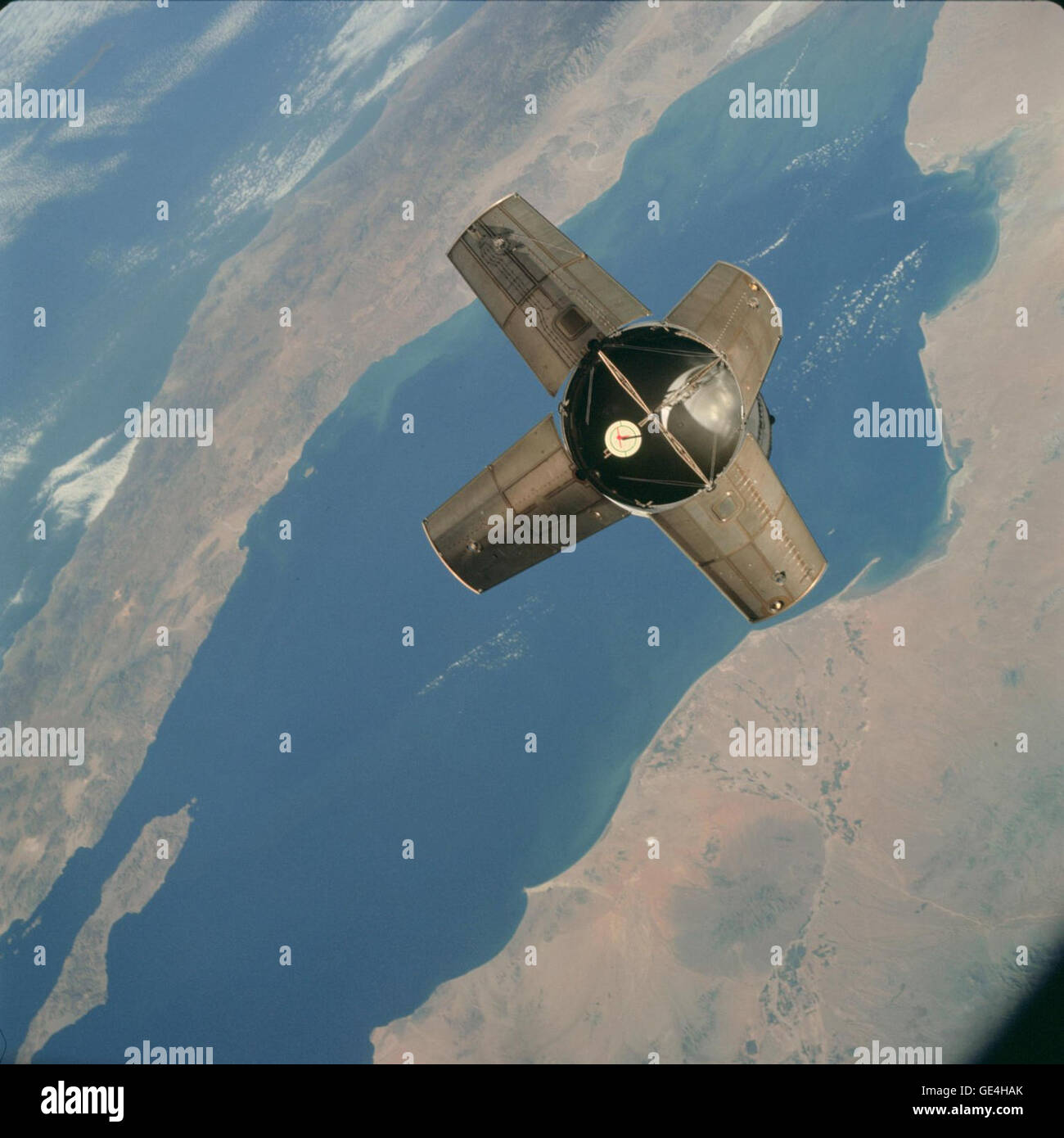 Die Saturn IV-B (Instrumenteneinheit) war ein wichtiger Bestandteil der Apollo-Missionen. Dieses Bild zeigt das detaillierte Design der Rakete, einen entscheidenden Teil des Raumfahrtprogramms, das die Saturn-V-Rakete auf ihrer Reise zum Mond unterstützte. Stockfoto