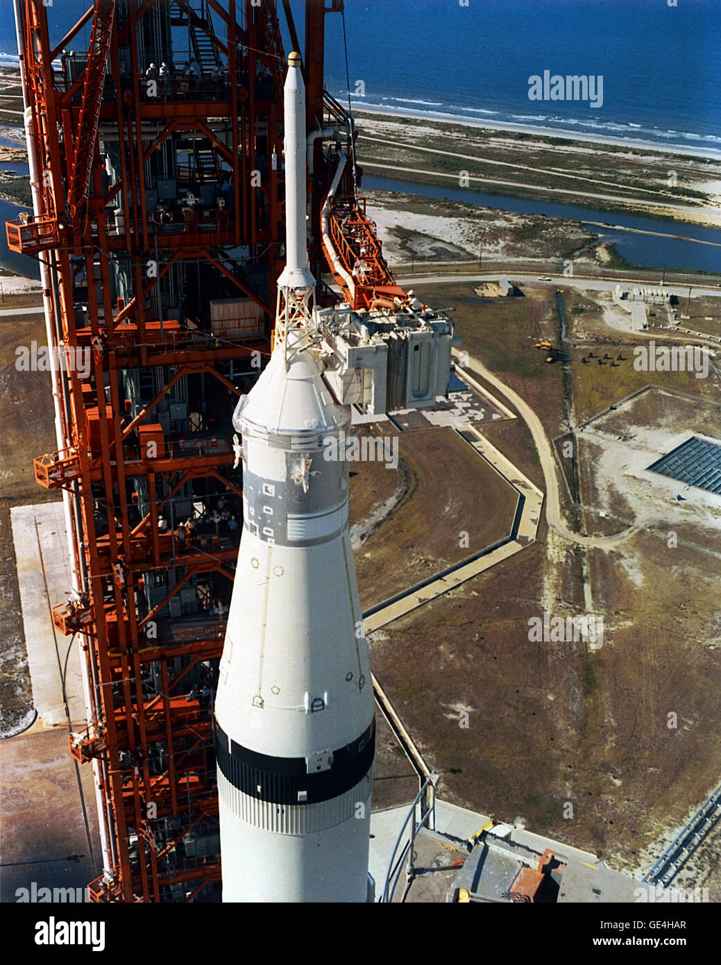 Ein Techniker arbeitet auf den weißen Raum durch den Apollo-Astronauten ihrem Raumschiff, die gestapelt an der Spitze einer Saturn V-Rakete wird eintreten. Das Fahrzeug wird für die erste bemannte Mondlandung Mission vorbereitet. Stockfoto