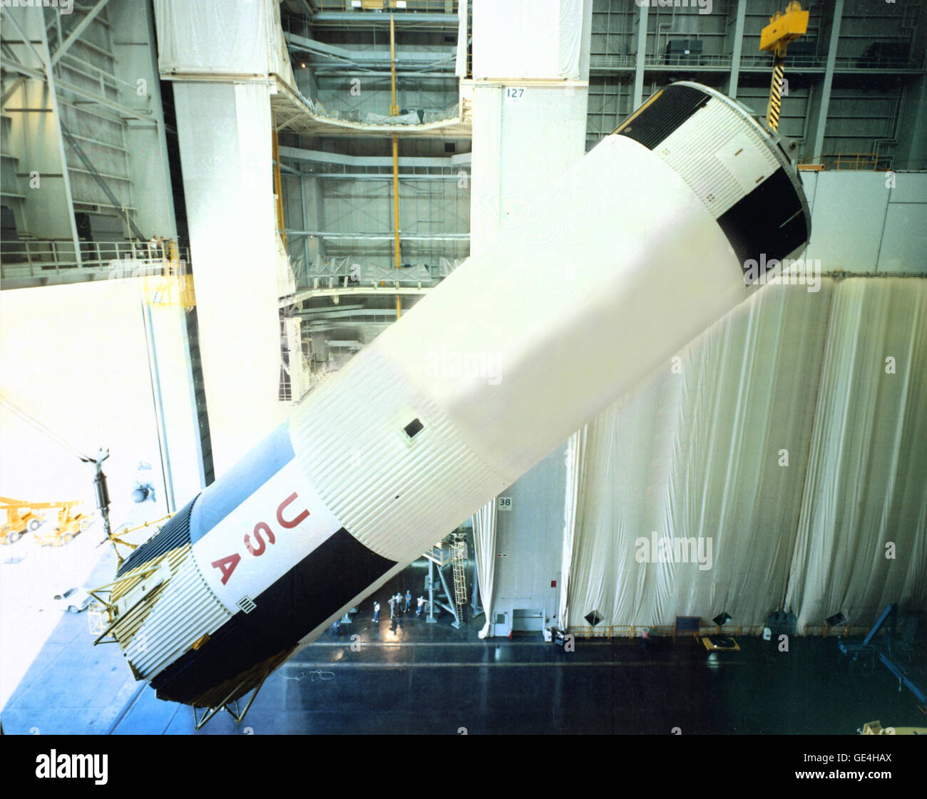 (1967) zeigt dieses Bild S-1C-8 (erste Phase) der Saturn V in eine horizontale Position am Michoud Assembly Facility (MAF) gesenkt. MAF hergestellt die Stufen der Saturn IB und V, einschließlich der S-1 C Bühne.  Bild-Nr.: 6759506 Stockfoto