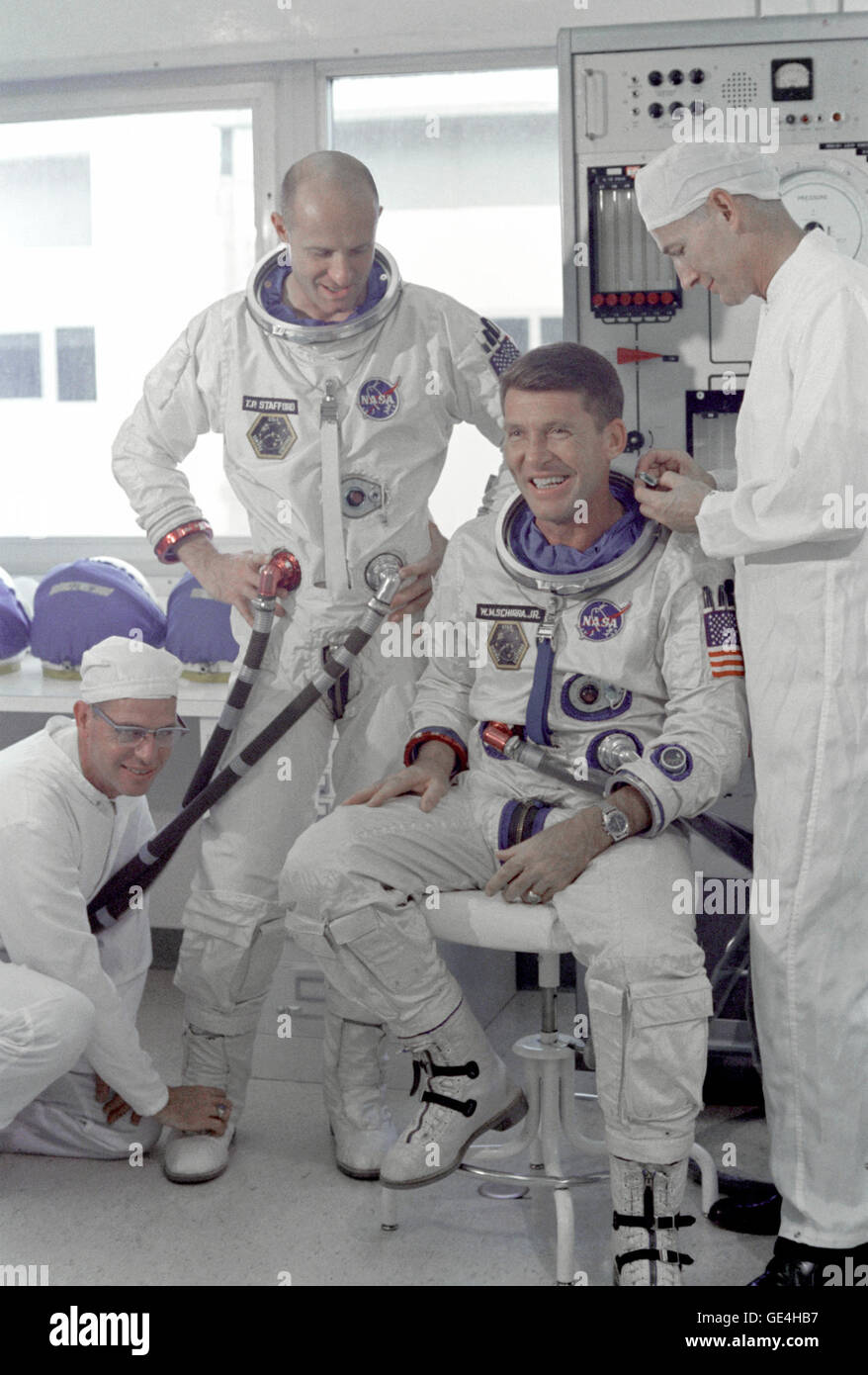 (20 Oktober 1965) Astronauten-Walter M. Schirra Jr. (sitzend), Befehl Pilot und Thomas P. Stafford, Pilot, Gemini 6 erstklassige Crew, durchlaufen passend up-Übungen in Vorbereitung auf den bevorstehenden Flug. Die Anzug-Techniker sind James Garrepy (links) und Joe Schmitt.  Bild #: S65-56190 Stockfoto