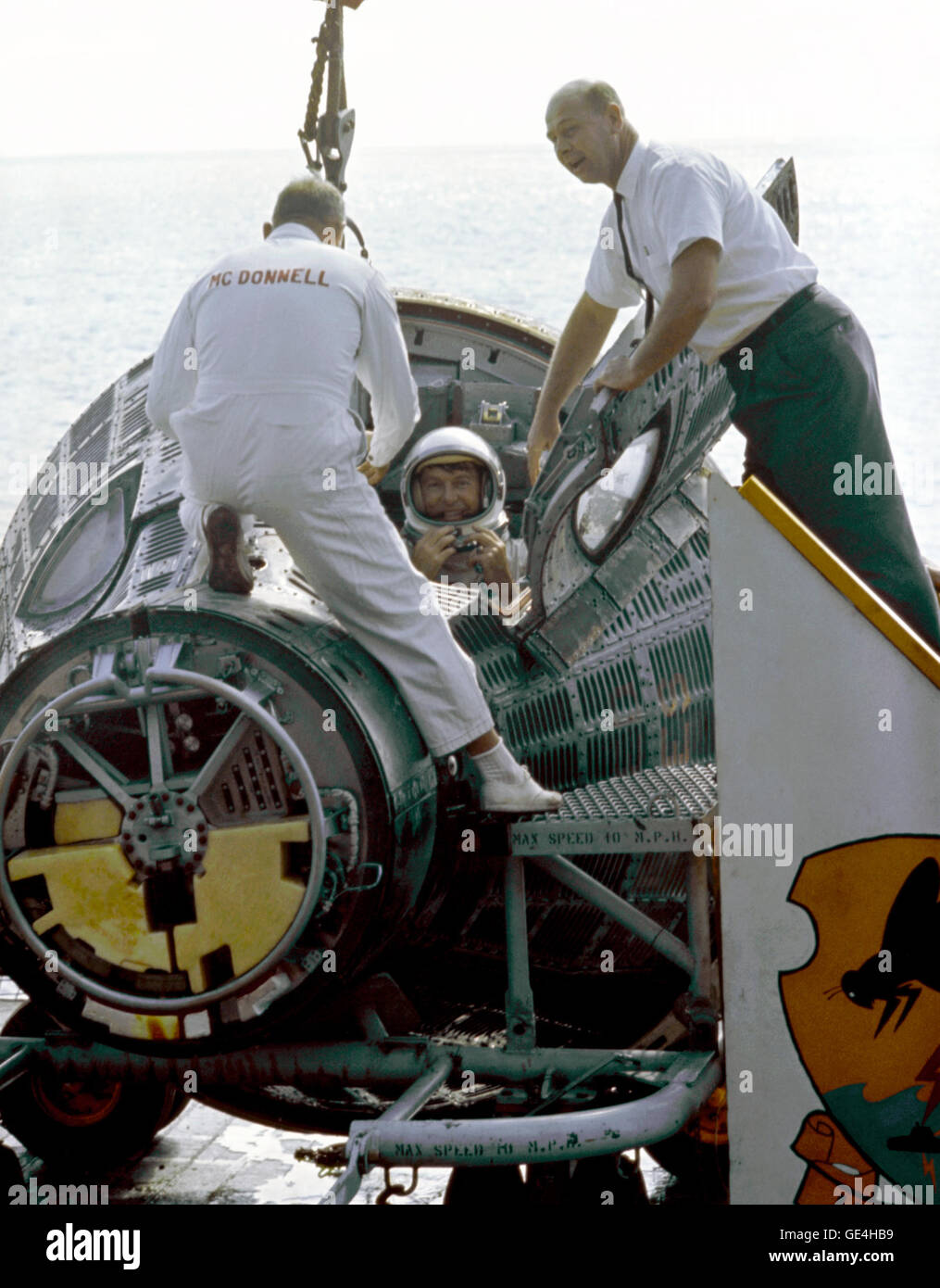 Astronaut Walter H. Schirra Jr. (rechts), Pilot, klettert aus seinem Raumschiff Gemini VI Befehl, wie er und Astronaut Thomas P. Stafford (nicht in der Ansicht) an Bord des Flugzeugträgers USS Wasp ankommen. Sie sind durch verschiedene McDonell Douglas Techniker unterstützt. Im westlichen Atlantik wasserte Gemini VI-Raumschiff erholen Bereich um 10:29 (EST) 16. Dezember 1965, nach einer erfolgreichen 25 Std. 52 Minuten-Mission im Weltraum.  Bild #: S65-61819 Datum: 16. Dezember 1965 Stockfoto