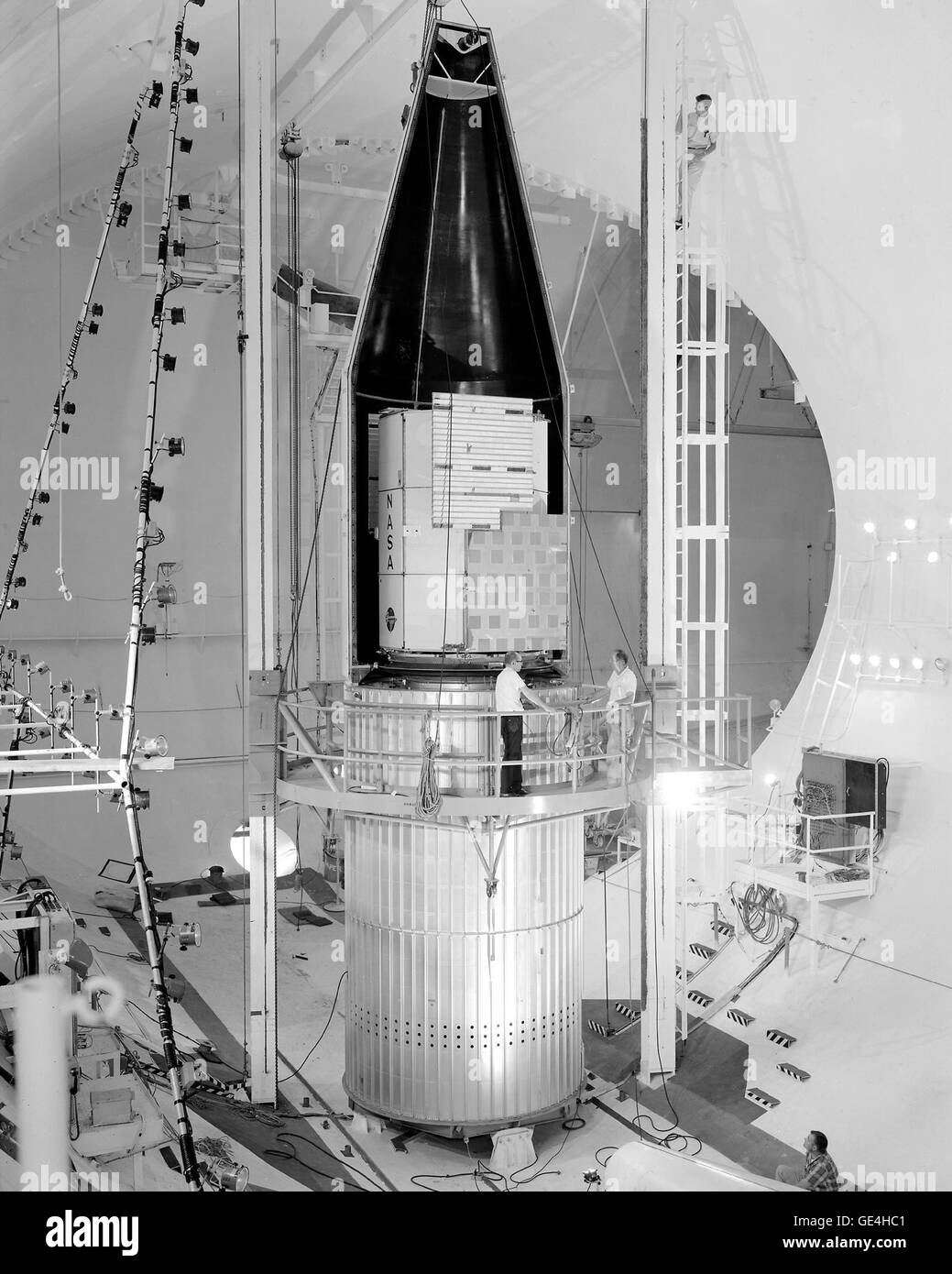 (24 Juni 1965) Montage von den umkreisen astronomische Observatorium (OAO) für Leichentuch über Bord werfen Tests in Space Power Chamber (SPC) Lewis Research Center, Cleveland, Ohio. Lewis bekannt jetzt als John H. Glenn Forschungszentrum bei Lewis Field. Das ergänzende Schutzzertifikat bestand aus zwei Vakuumtanks, die 1962 in der ehemaligen Höhe Windkanal erstellt wurden. Die OAO Satelliten, startete am Atlas-Centaur und Atlas Angena Raketen waren die ersten, die Astronomen das Universum von oben die Erden verdunkelt und verzerrt Atmosphäre anzeigen zu lassen.  Bild-Nr.: C1965-1458 Stockfoto