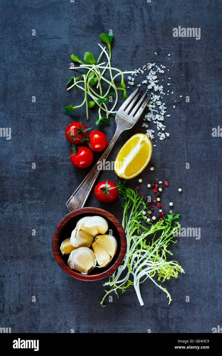 oben; Anzeigen; Essen; Salat; Kräuter; Tomaten; Küche; weiß; Öl; Gourmet; Essig; Salz; italienische; Pfefferschote; Grün; französische; Schüssel; Satz; s Stockfoto