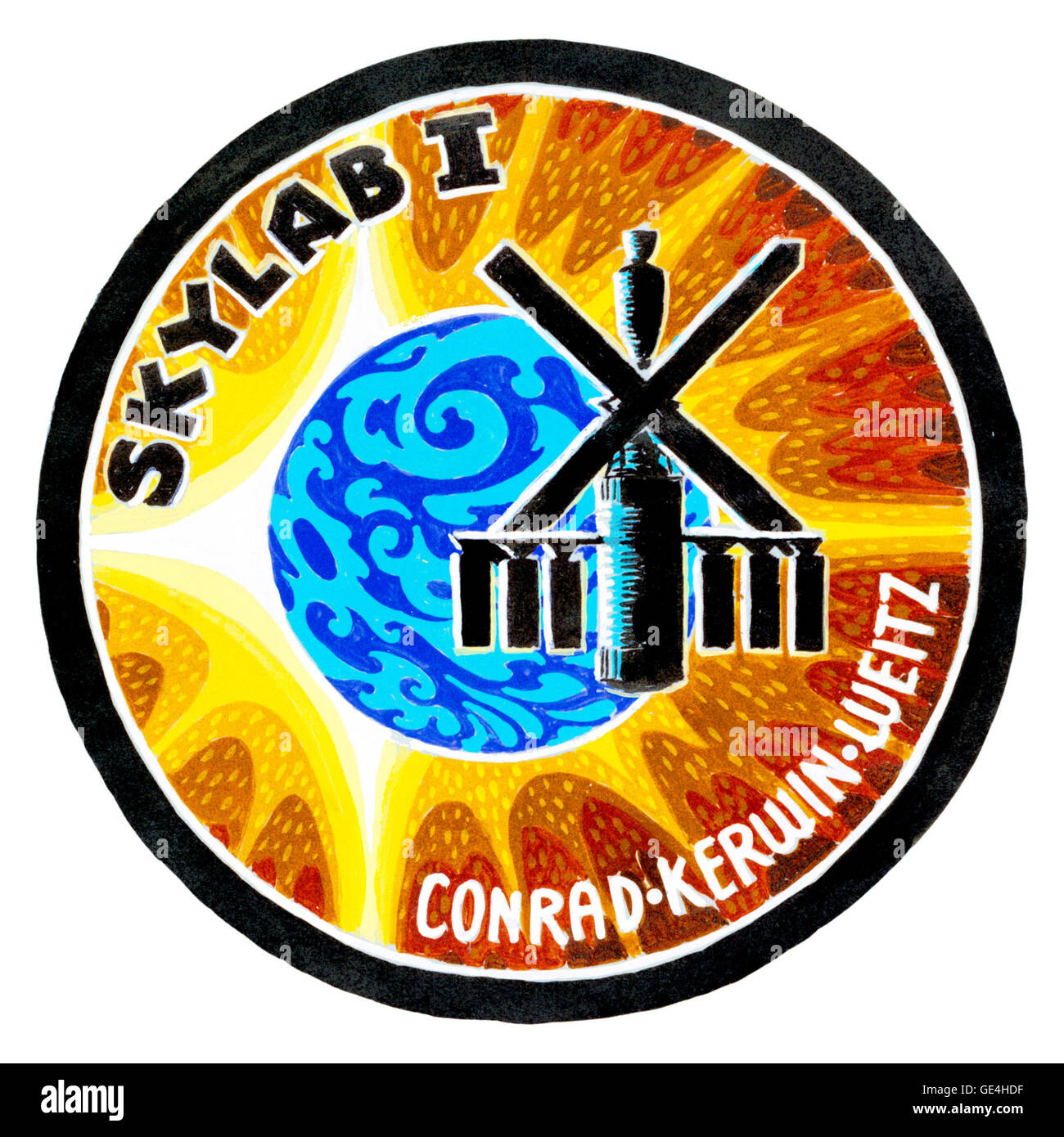 Die Mission Skylab 1 startete am 25. Mai 1973 und landete am 22. Juni 1973 mit den Astronauten Charles C. Conrad Jr., Paul J. Weitz und Joseph Kerwin. Die Mission umfasste umfangreiche Reparaturen am Skylab, die Installation eines Sonnenschirms zur Regulierung der Innentemperaturen und die Durchführung von drei EVAs, was die Zeit im Raum erheblich verlängerte. Stockfoto