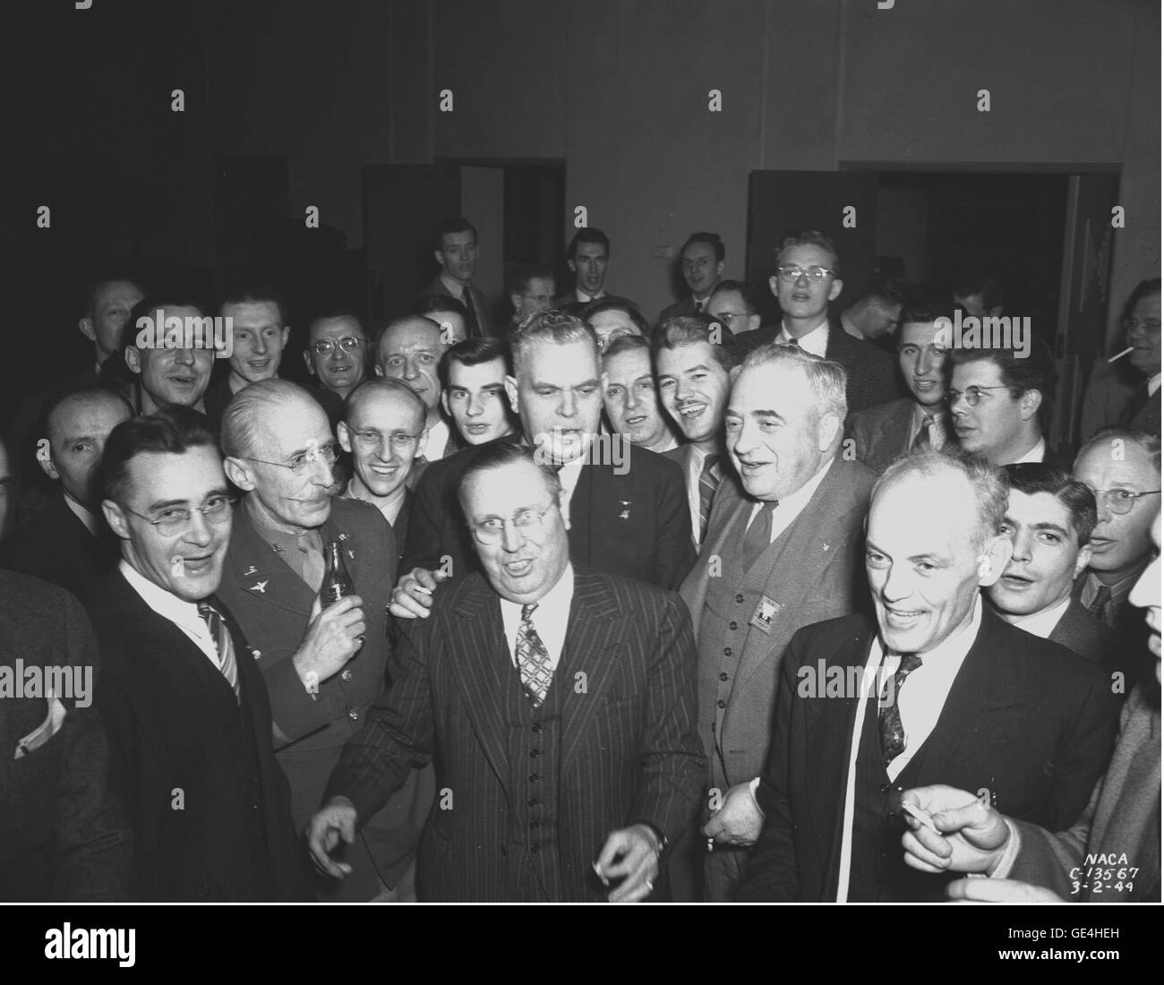 Dieses Bild ist von einem "Raucher" Abend am Aircraft Engine Research Laboratory in Cleveland, Ohio, jetzt bekannt als John H. Glenn Forschungszentrum bei Lewis Field auf 2. März 1944. Edward R. Sharp entwickelt diese informelle Nachtsitzungen, in denen Ingenieure und Wissenschaftler im Freilauf Diskussionen über technische Probleme engagiert, Bild #: C1944 13567 Datum: 2. März 1944 Stockfoto