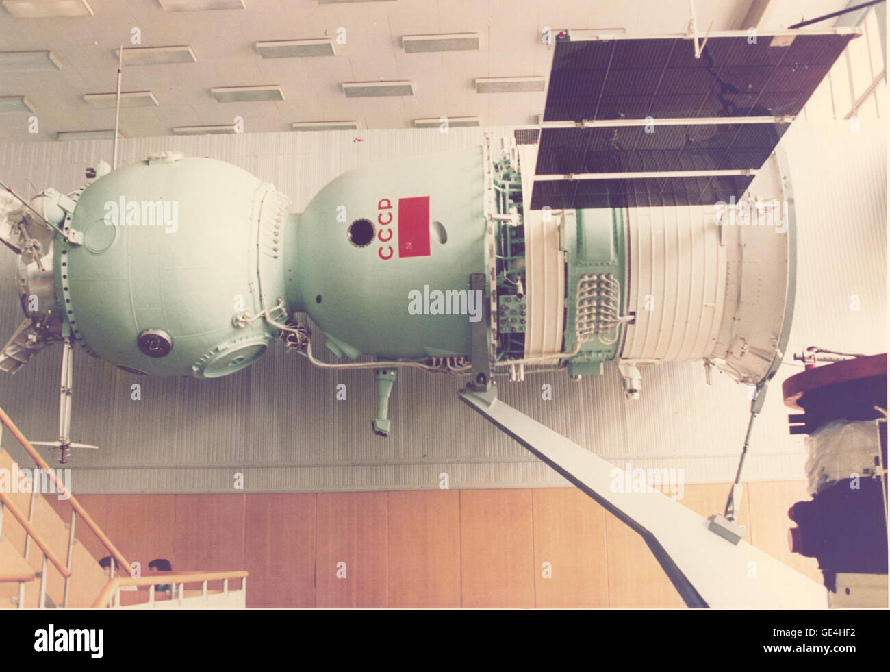 Dieses Modell des Sojus-Raumschiffs der UdSSR, das im Cosmonaut-Trainingszentrum in Star City bei Moskau ausgestellt wurde, repräsentiert das Raumschiff, wie es 1973 auf der Pariser Luftfahrtschau erschien. Das Bild zeigt die verschiedenen Module des Raumschiffs, einschließlich des Orbitalmoduls, des Abstiegs und der Solarpaneele. Dieses Modell ist mit dem Apollo-Sojus-Testprojekt verknüpft, das 1975 stattfand. Stockfoto