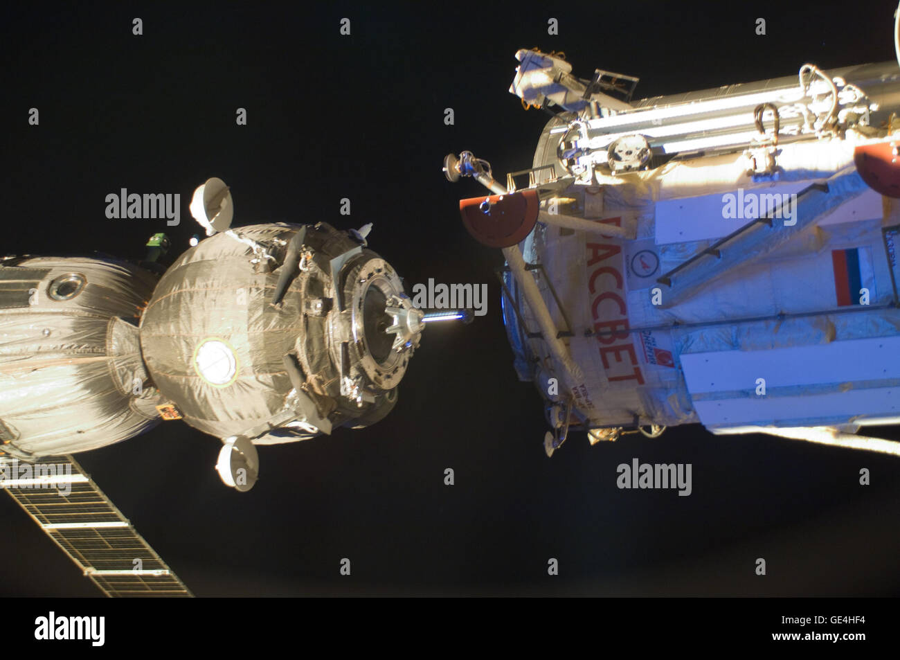 Die Sojus-Sonde TMA-03M mit der Expedition 30/31-Besatzung dockte am 23. Dezember 2011 mit dem Mini-Forschungsmodul 1 (MRM-1) an. Das Modul Rassvet ist Teil der Forschungskapazitäten der Internationalen Raumstation. Diese Veranstaltung war ein wichtiger Moment in der Weltraumforschung und -Zusammenarbeit. Stockfoto