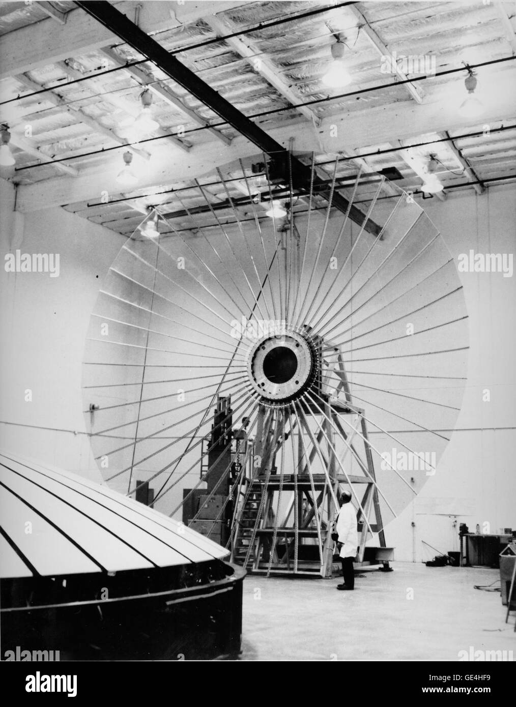 (13 Oktober 1972) "Space Flower" war der erste der 9 Meter (30 Fuß) Durchmesser Antennen für die Anwendung Technologie Satelliten (ATS). Das ATS-Programm wurde im Jahr 1966 zum Nachweis der Machbarkeit und Leistungsfähigkeit der Platzierung eines Satelliten auf einer geostationären Umlaufbahn (geostationäre) über einer festen Position auf der Erdoberfläche initiiert. Die Untertasse-förmigen Antenne, gebaut am Lockheed Missiles and Space Co., Sunnyvale, Kalifornien, bestehen aus Aluminium-Rippen und Dacron-Mesh, das Kupfer plattiert und mit Silikon beschichtet. Auch ist die Form, die das Netz an die flexible ri angenäht ist Stockfoto